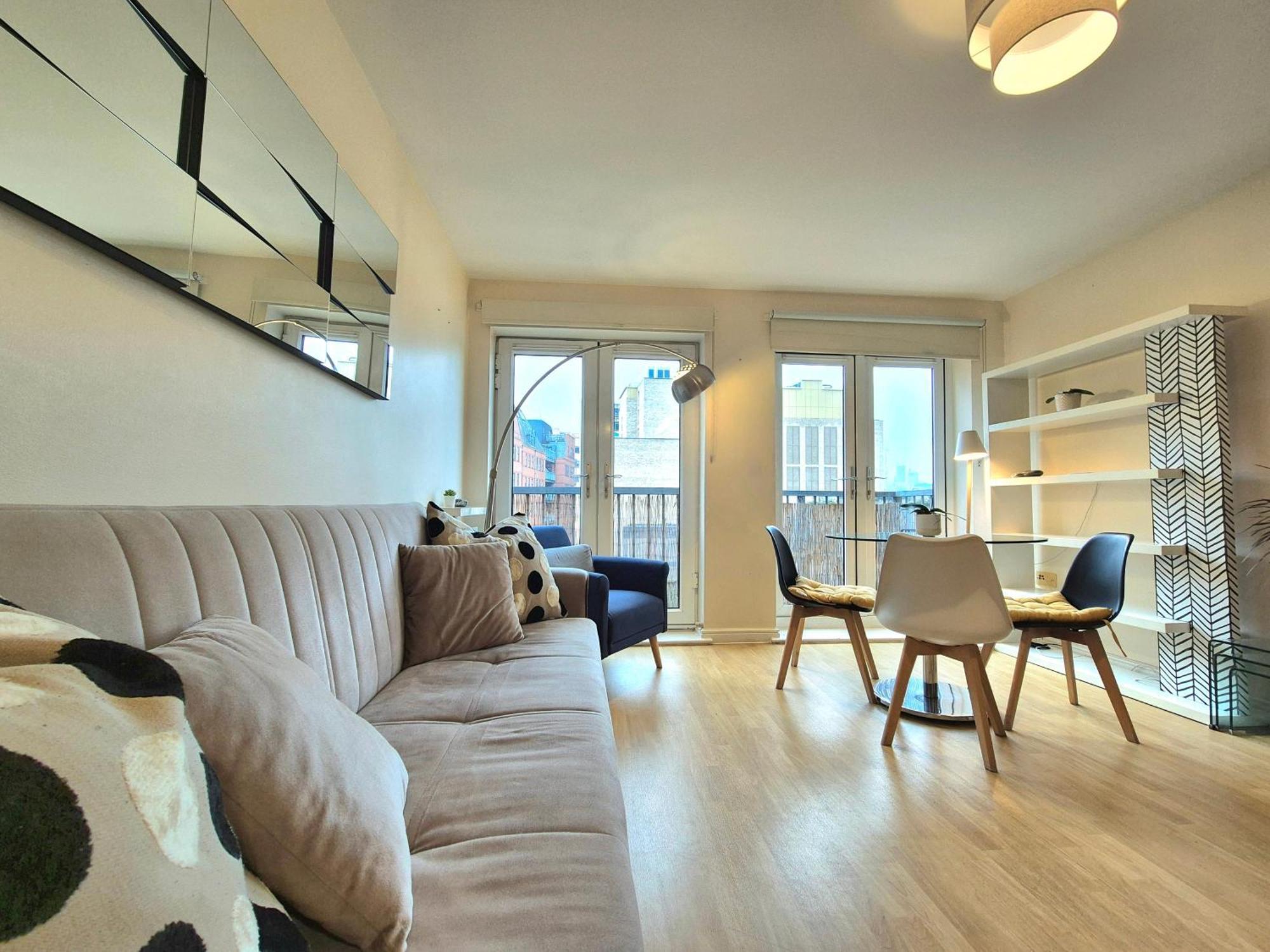 Apartment 2 Bedroom Flat, Minutes From Shoreditch, Spitalfields & Brick Lane, Sleeps 4 Guests *