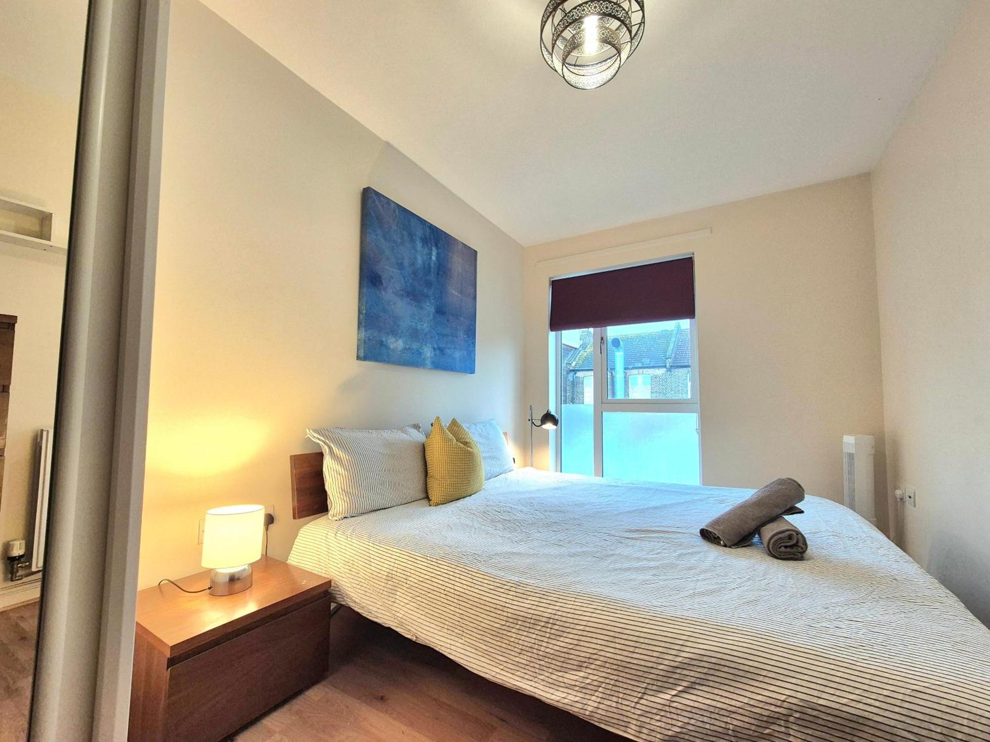 2 Bedroom Flat, Minutes From Shoreditch, Spitalfields & Brick Lane, Sleeps 4 Guests *