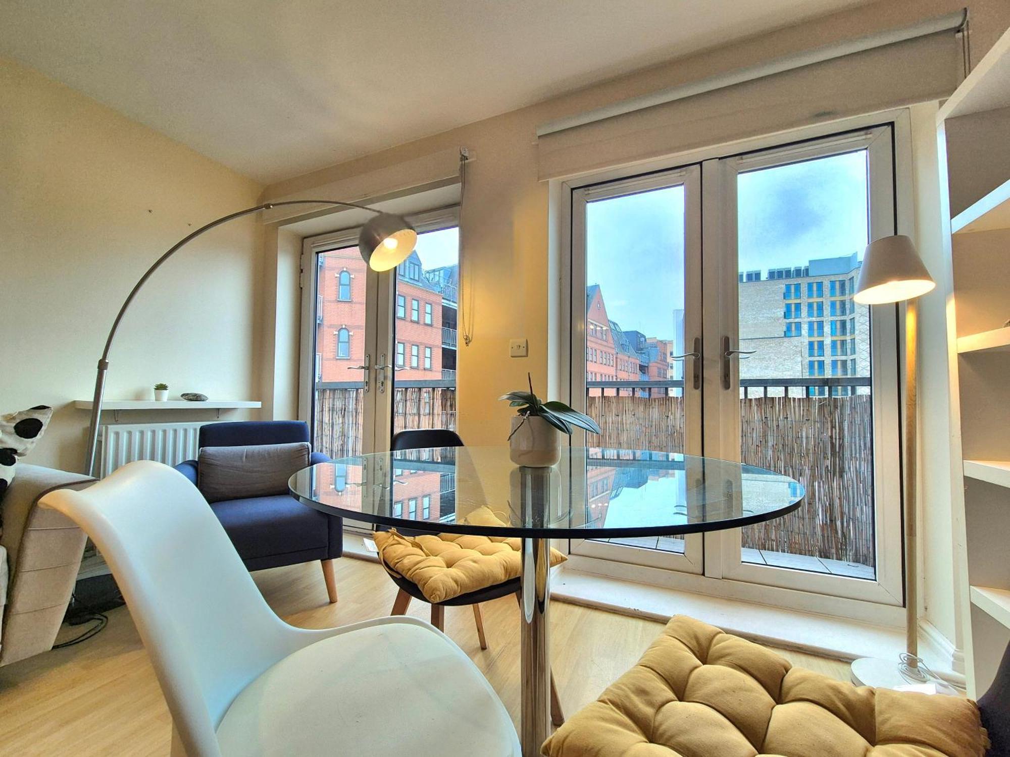 2 Bedroom Flat, Minutes From Shoreditch, Spitalfields & Brick Lane, Sleeps 4 Guests