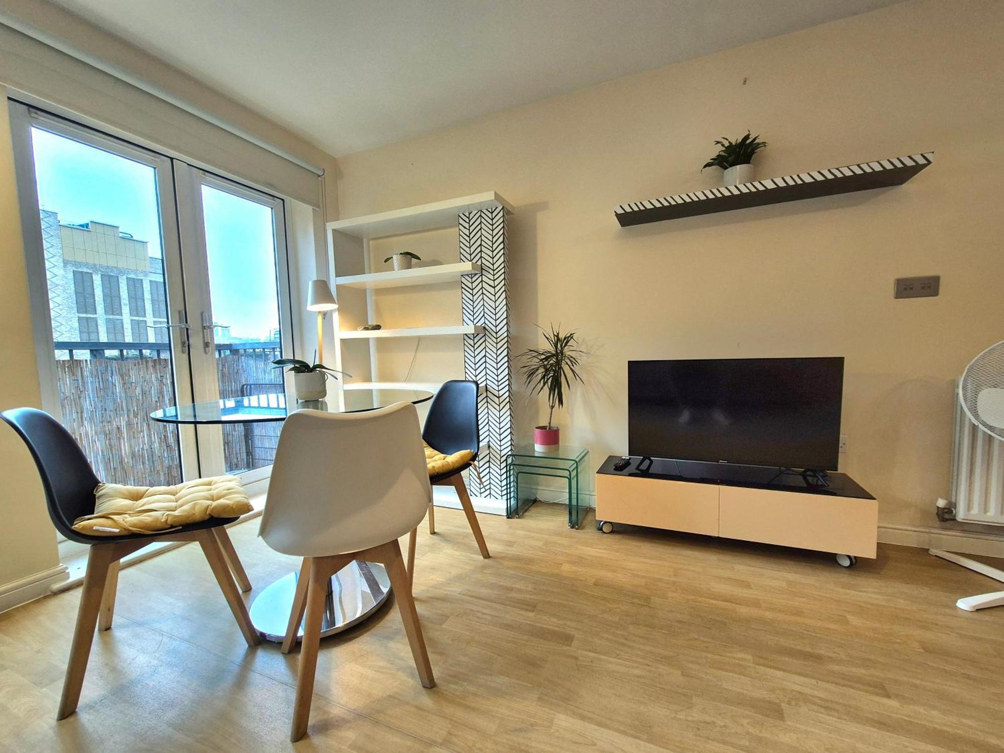 Apartment 2 Bedroom Flat, Minutes From Shoreditch, Spitalfields & Brick Lane, Sleeps 4 Guests London