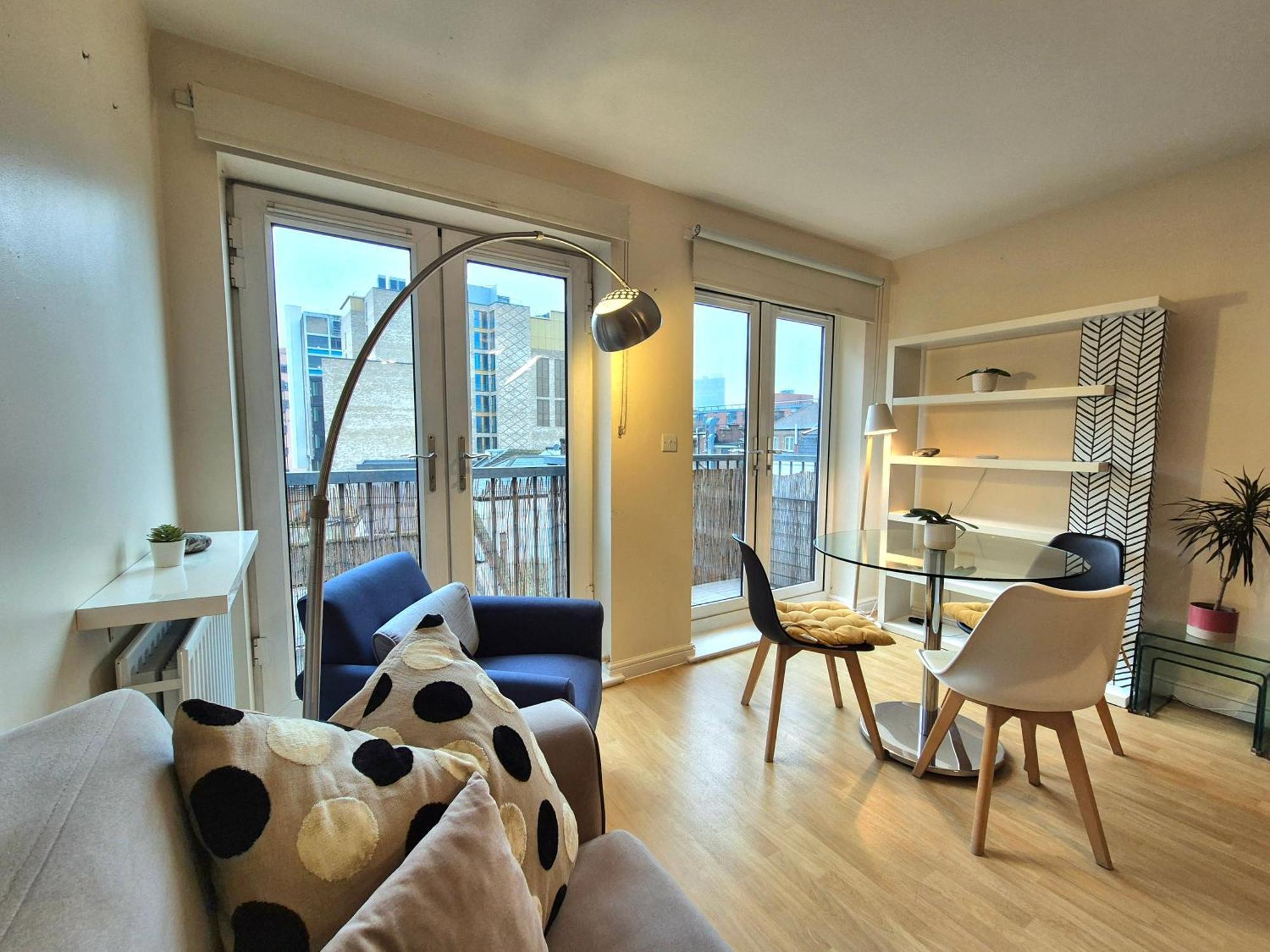 2 Bedroom Flat, Minutes From Shoreditch, Spitalfields & Brick Lane, Sleeps 4 Guests *