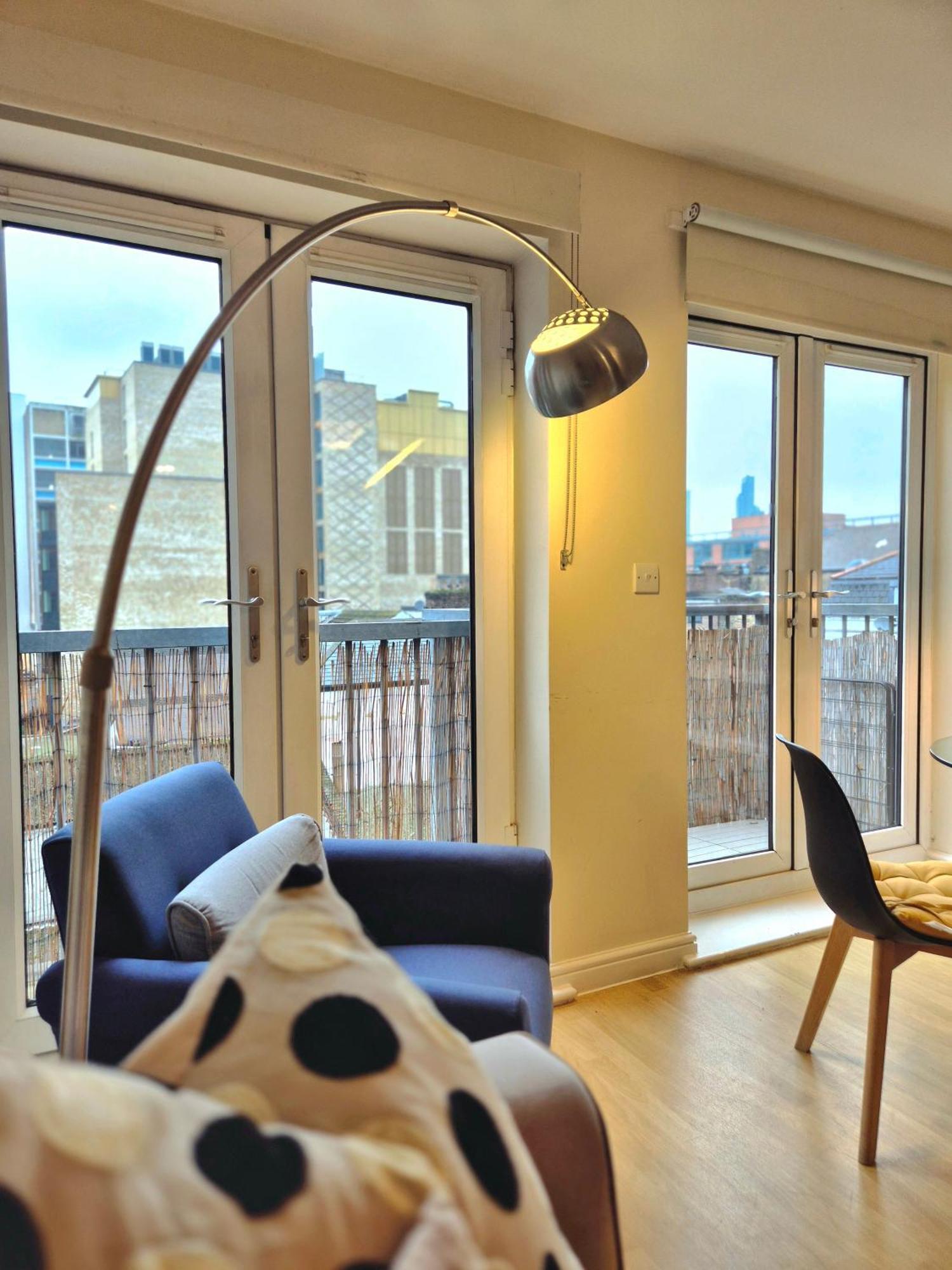 2 Bedroom Flat, Minutes From Shoreditch, Spitalfields & Brick Lane, Sleeps 4 Guests Apartment