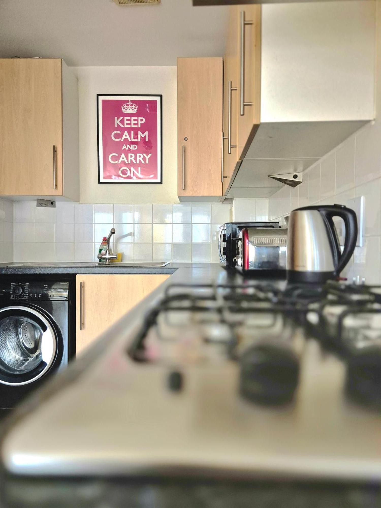 Apartment 2 Bedroom Flat, Minutes From Shoreditch, Spitalfields & Brick Lane, Sleeps 4 Guests *