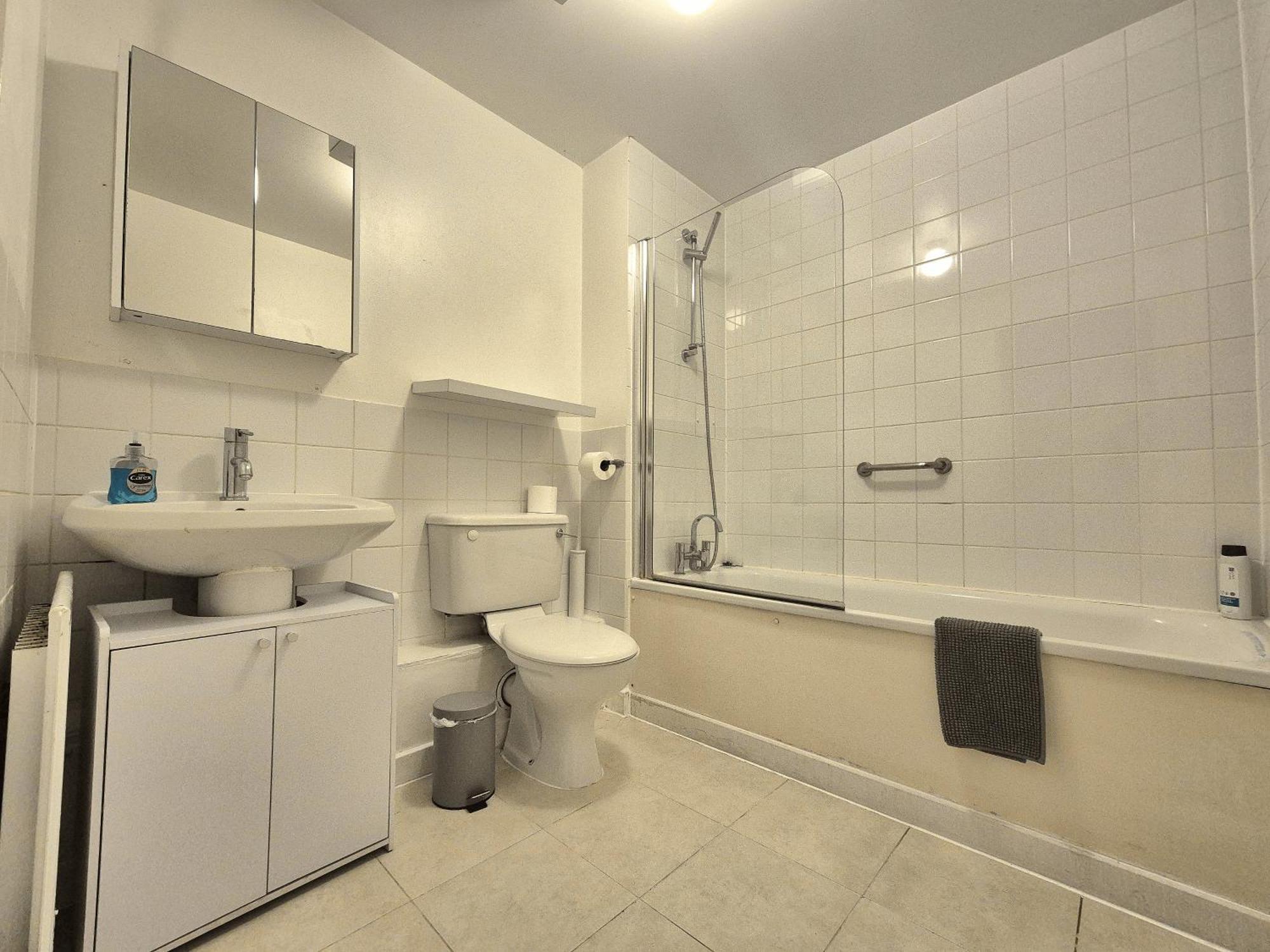 Spacious 1 Bedroom Apartment, Opposite The Metro Station, Very Location Appartement Londen