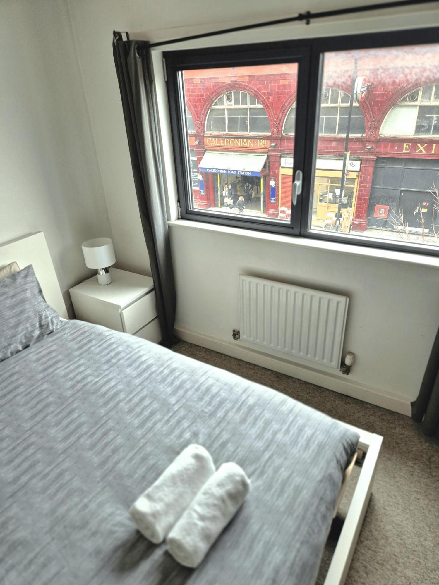 Spacious 1 Bedroom Apartment, Opposite The Metro Station, Very Location Londen