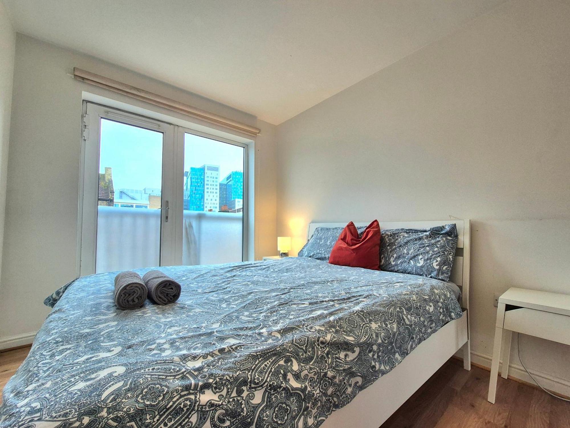 2 Bedroom Flat, Minutes From Shoreditch, Spitalfields & Brick Lane, Sleeps 4 Guests Apartment