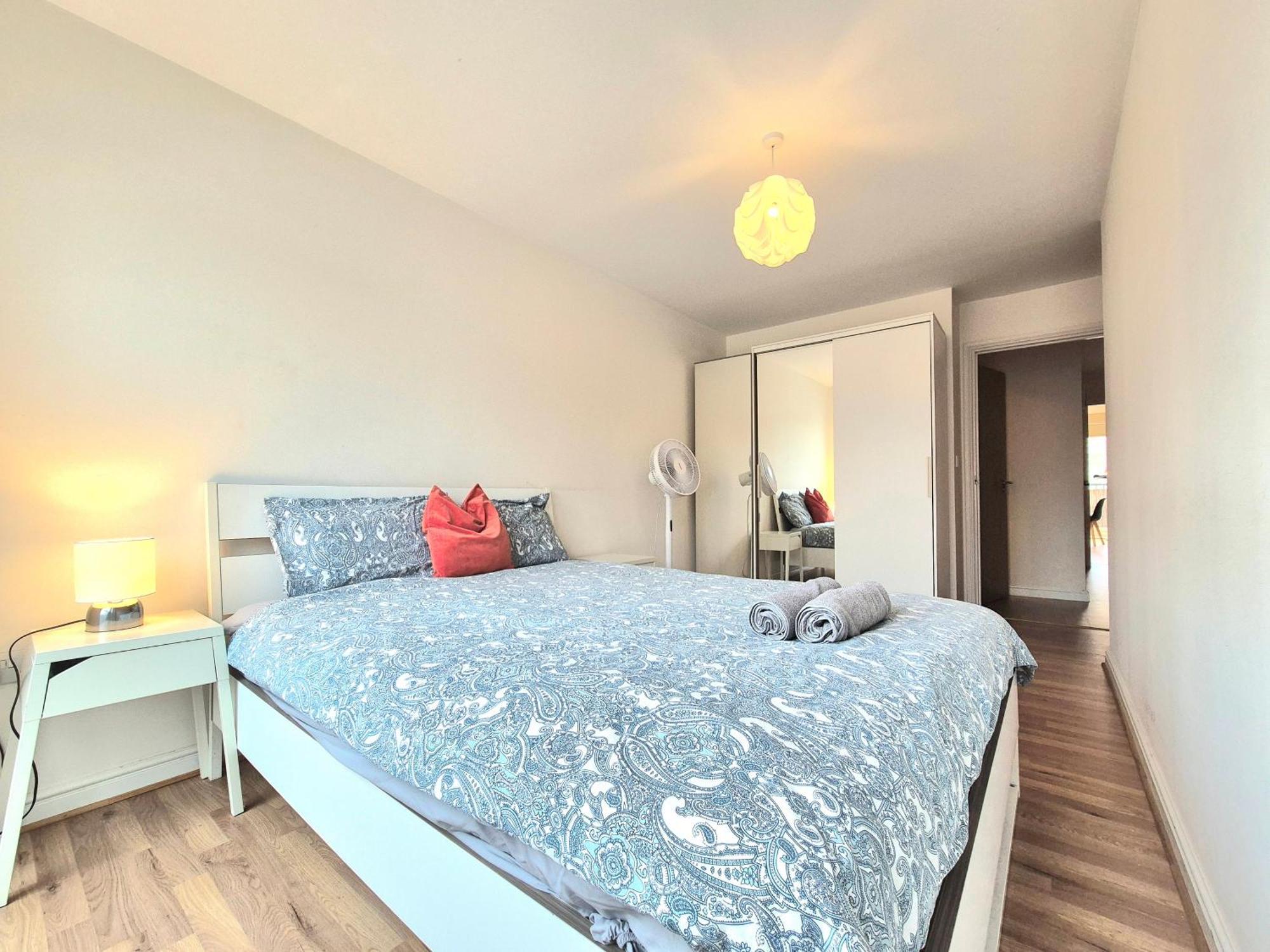 2 Bedroom Flat, Minutes From Shoreditch, Spitalfields & Brick Lane, Sleeps 4 Guests *