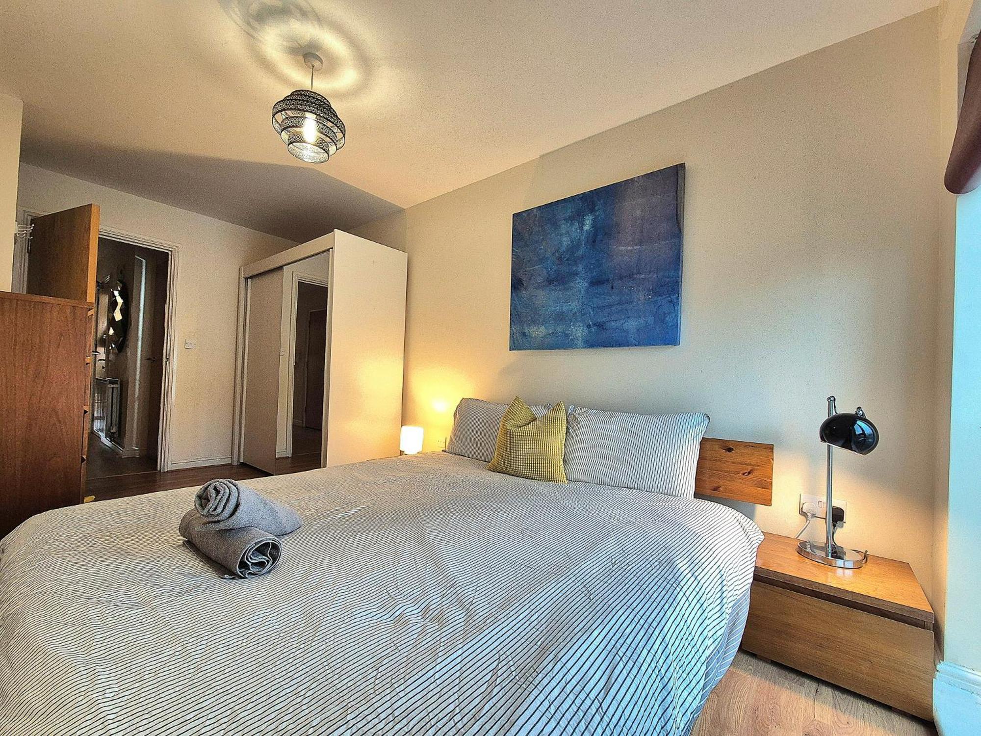 Apartment 2 Bedroom Flat, Minutes From Shoreditch, Spitalfields & Brick Lane, Sleeps 4 Guests *