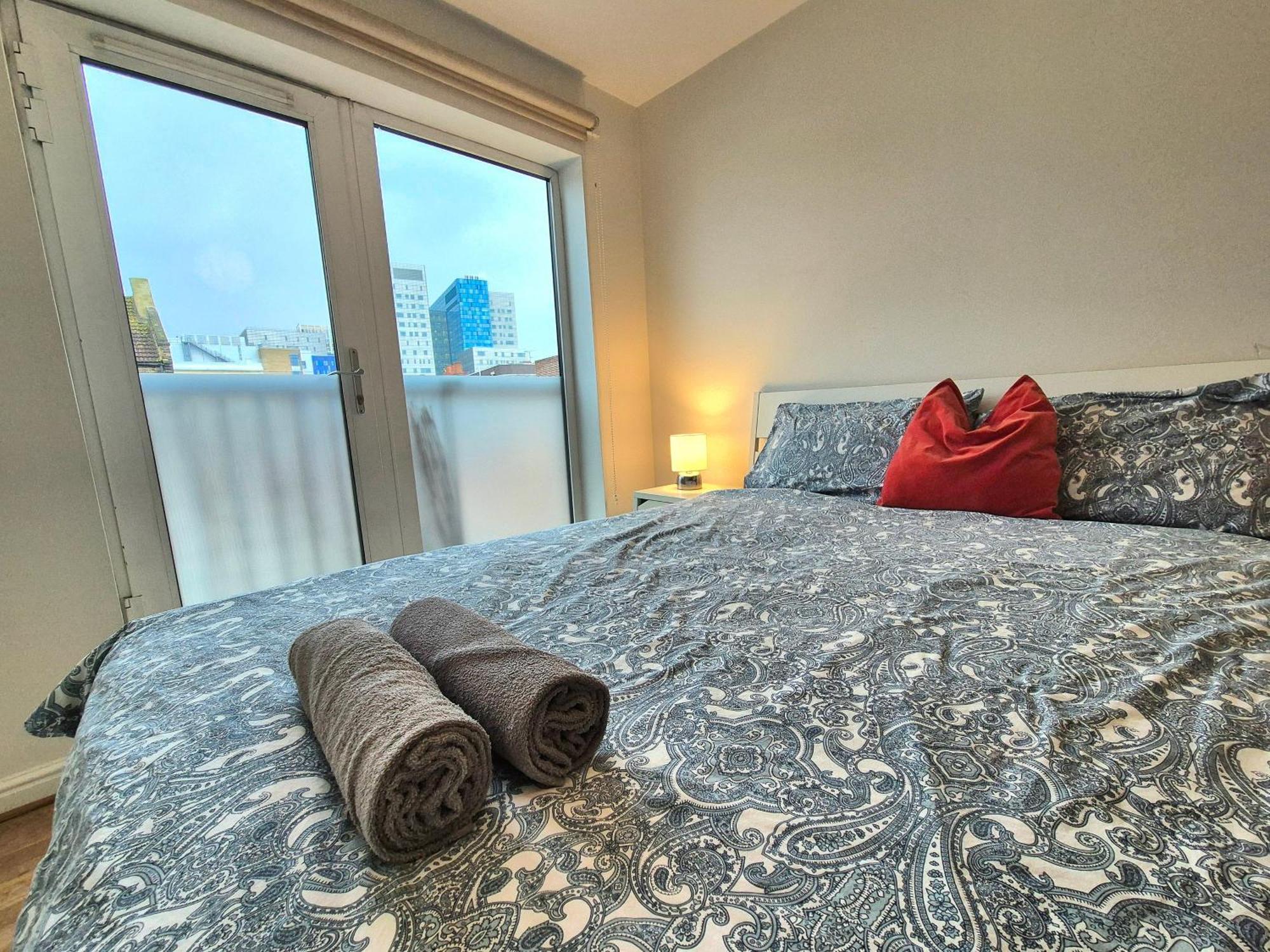 2 Bedroom Flat, Minutes From Shoreditch, Spitalfields & Brick Lane, Sleeps 4 Guests *