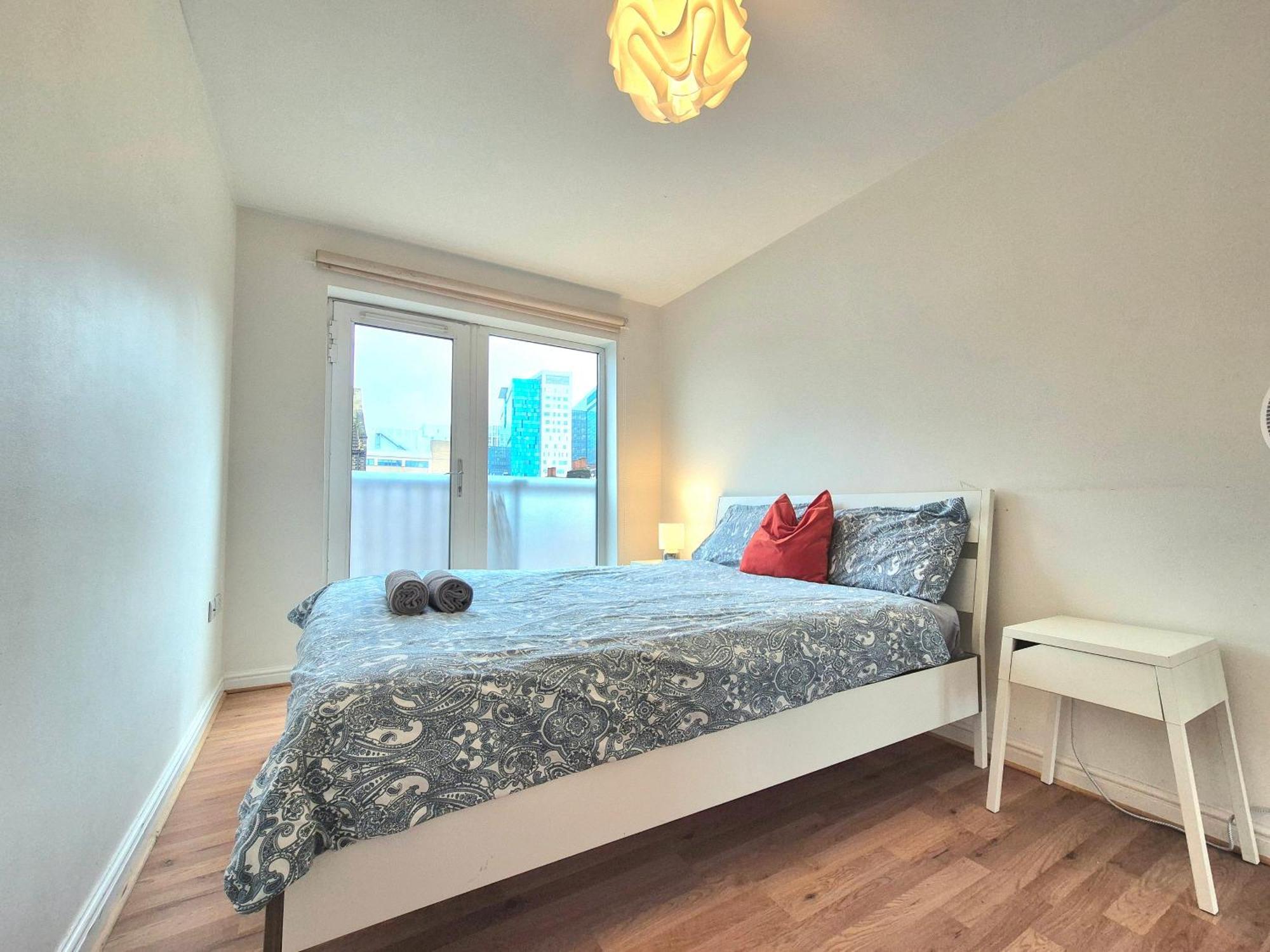 2 Bedroom Flat, Minutes From Shoreditch, Spitalfields & Brick Lane, Sleeps 4 Guests London