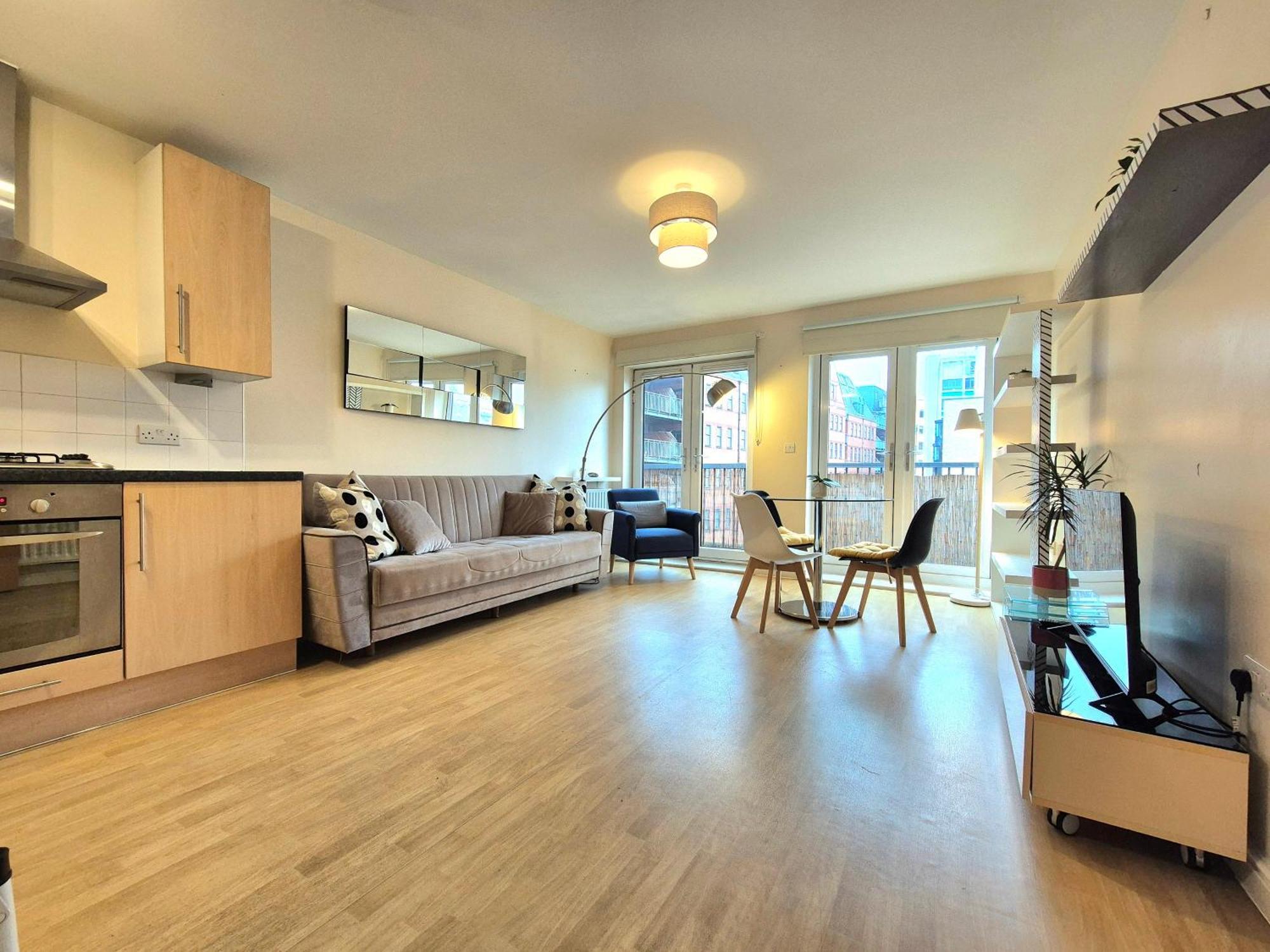 2 Bedroom Flat, Minutes From Shoreditch, Spitalfields & Brick Lane, Sleeps 4 Guests