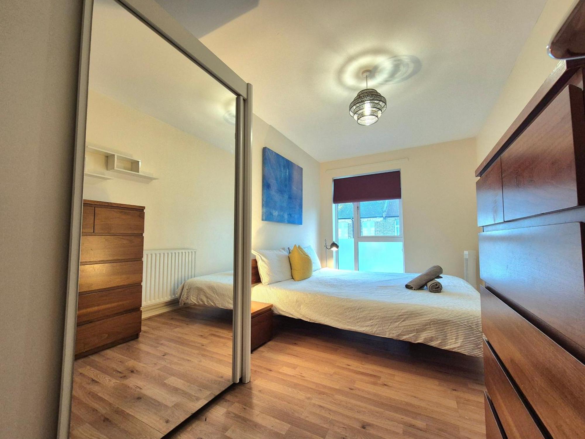 2 Bedroom Flat, Minutes From Shoreditch, Spitalfields & Brick Lane, Sleeps 4 Guests Apartment