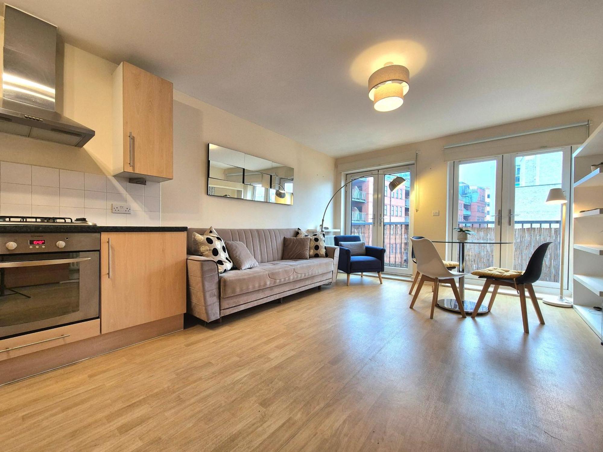 2 Bedroom Flat, Minutes From Shoreditch, Spitalfields & Brick Lane, Sleeps 4 Guests * London
