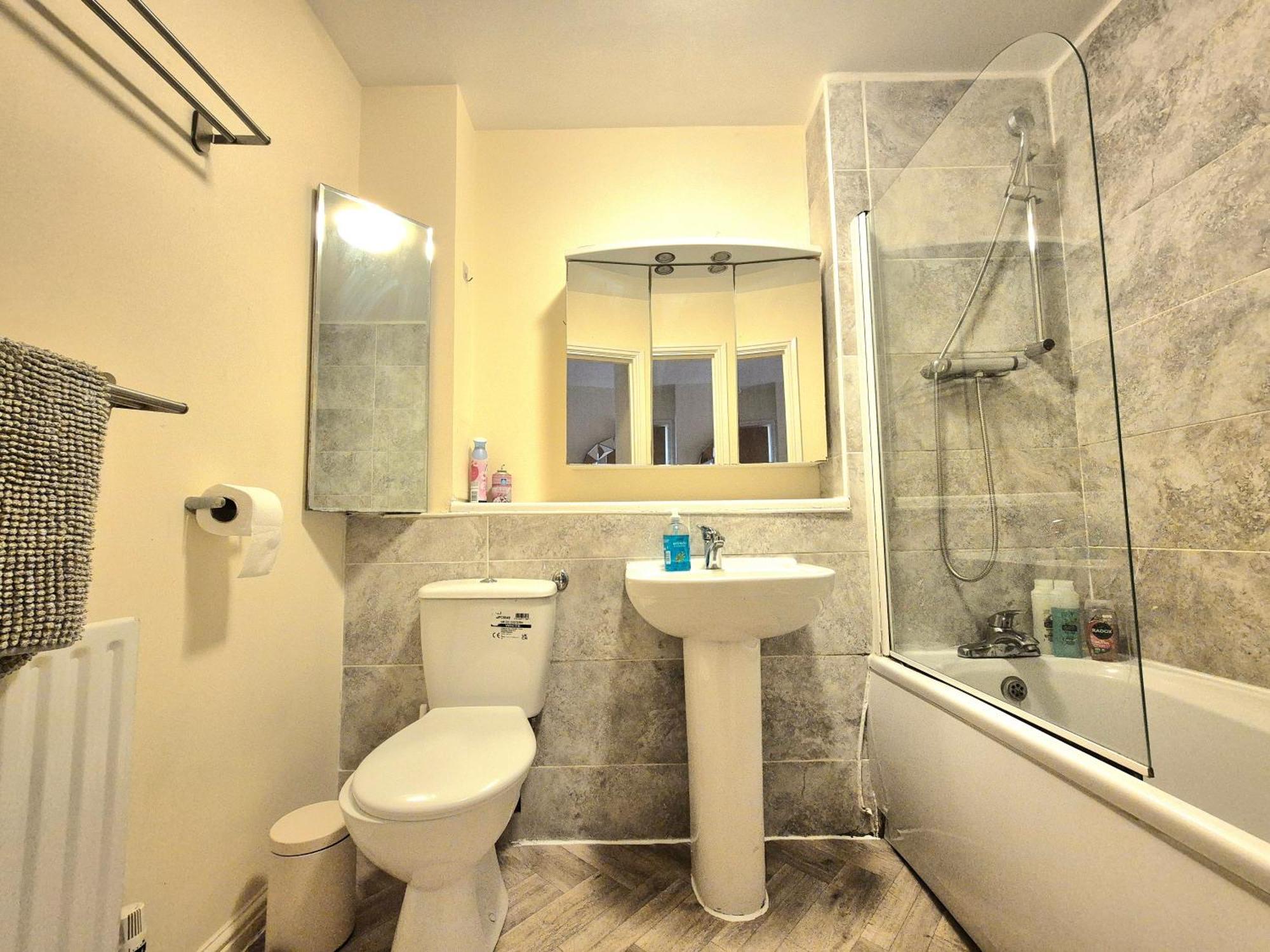 2 Bedroom Flat, Minutes From Shoreditch, Spitalfields & Brick Lane, Sleeps 4 Guests Apartment *