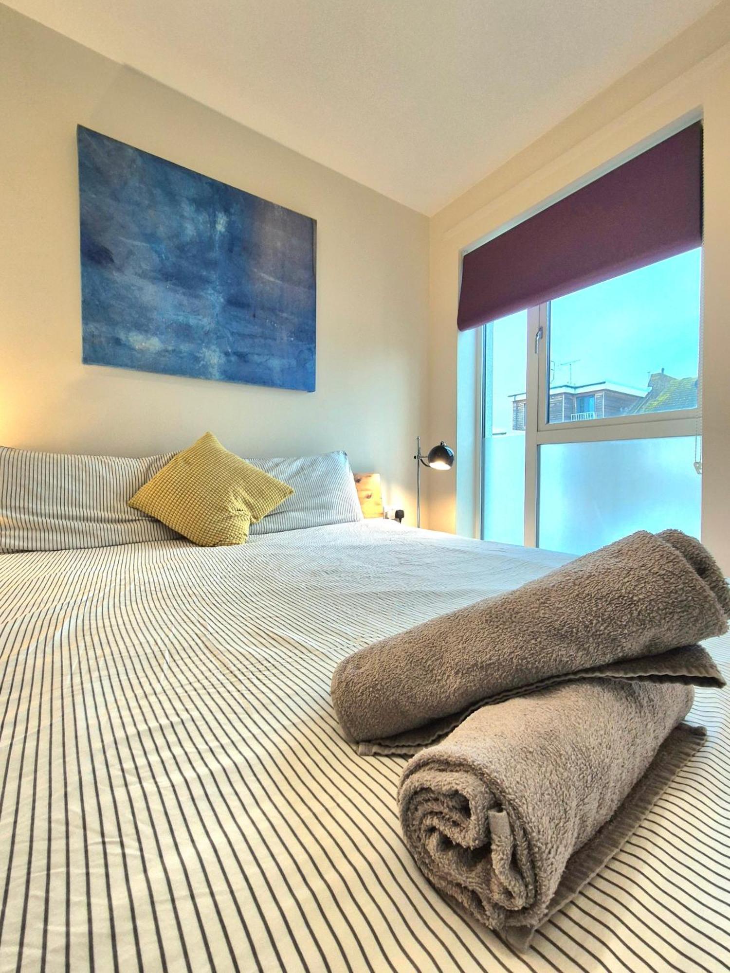 Apartment 2 Bedroom Flat, Minutes From Shoreditch, Spitalfields & Brick Lane, Sleeps 4 Guests *