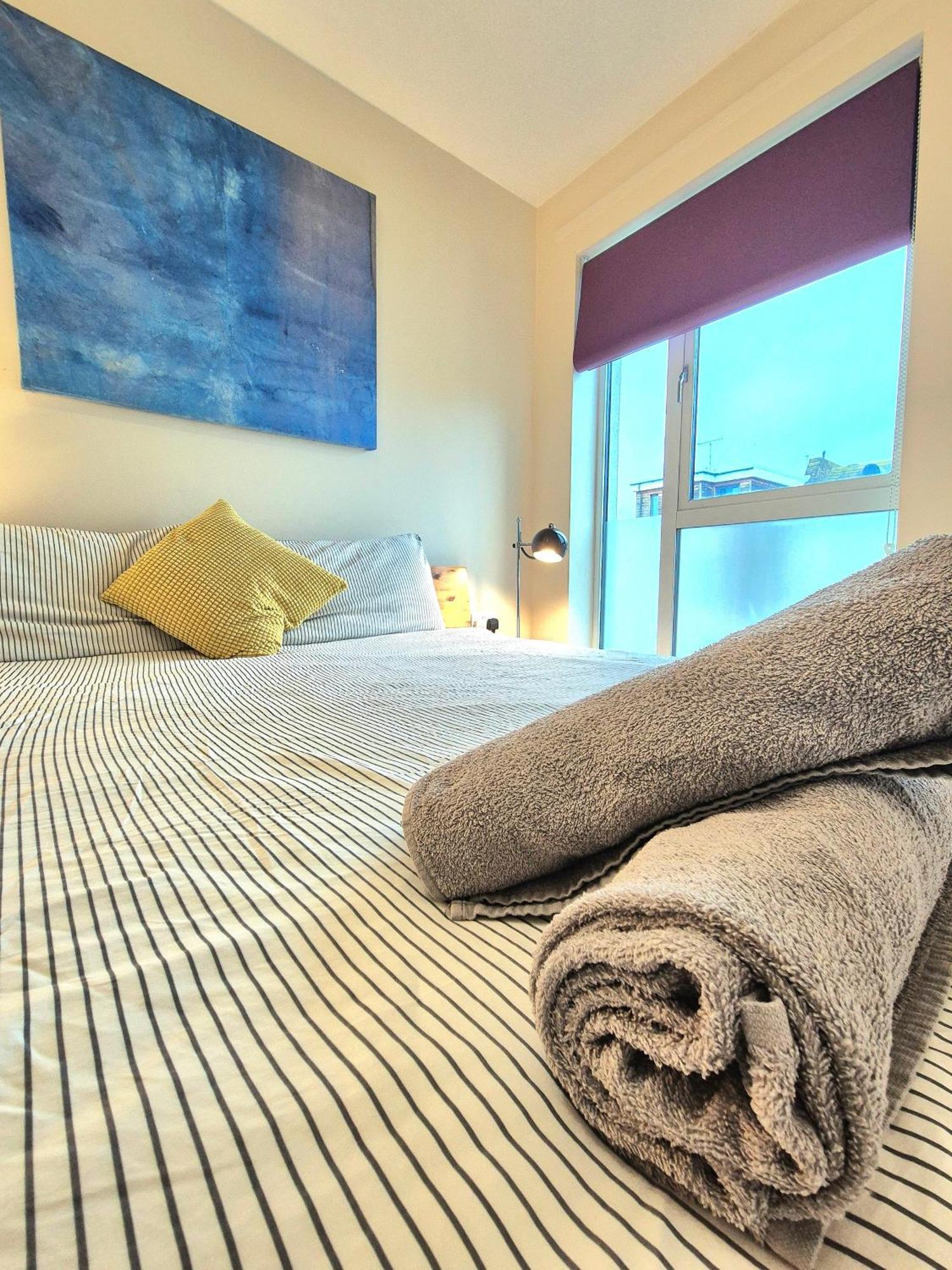 2 Bedroom Flat, Minutes From Shoreditch, Spitalfields & Brick Lane, Sleeps 4 Guests *