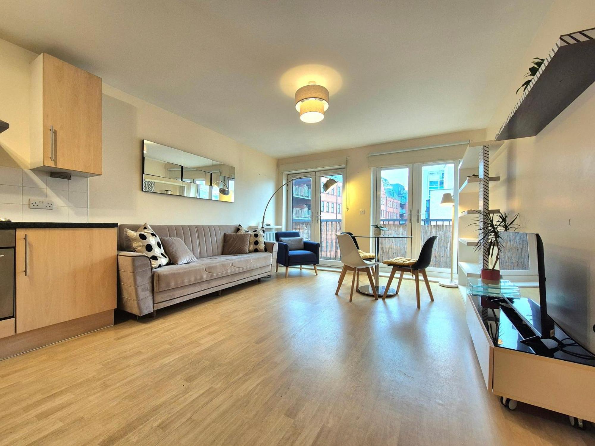 2 Bedroom Flat, Minutes From Shoreditch, Spitalfields & Brick Lane, Sleeps 4 Guests London
