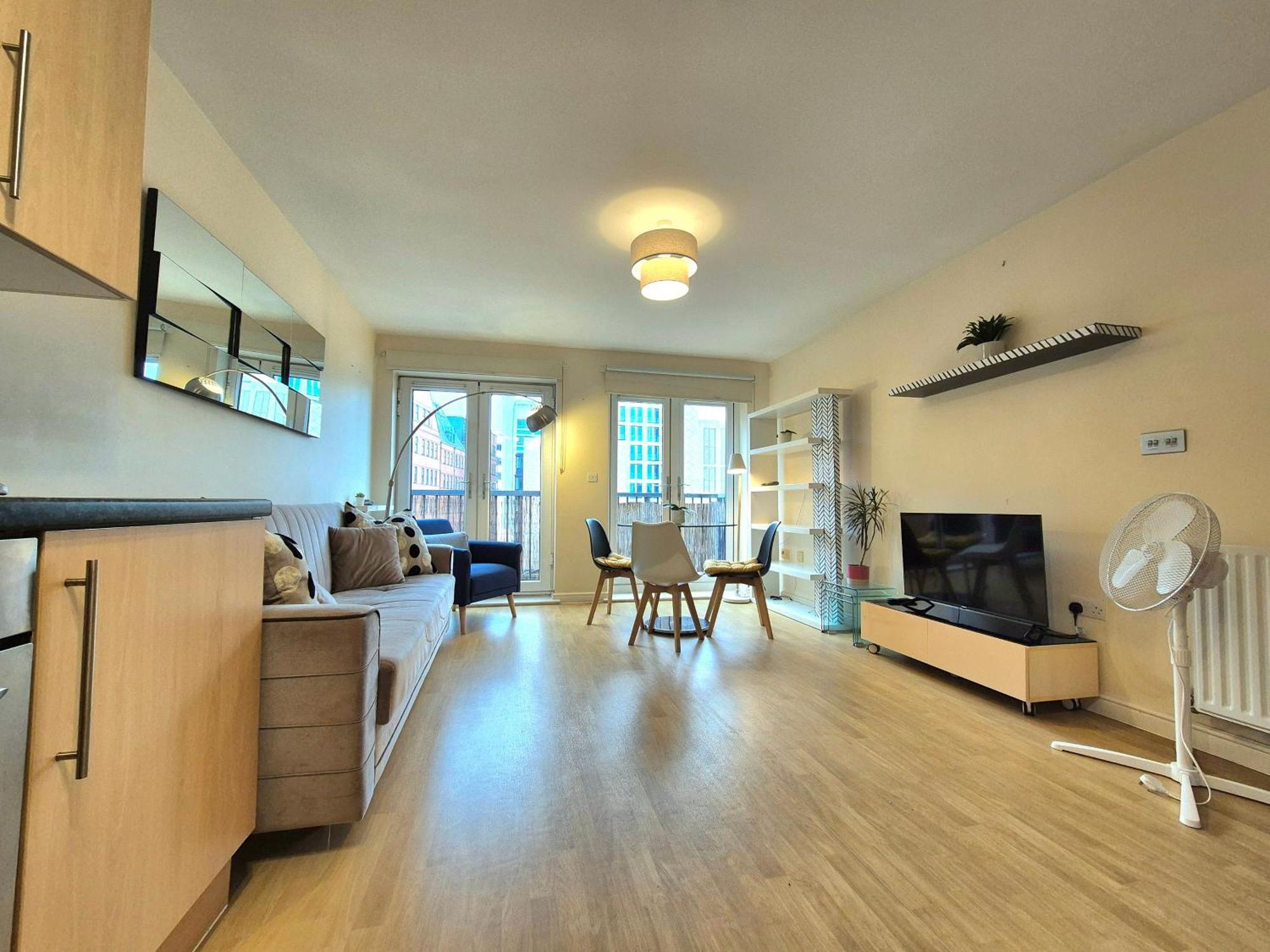 2 Bedroom Flat, Minutes From Shoreditch, Spitalfields & Brick Lane, Sleeps 4 Guests Apartment *