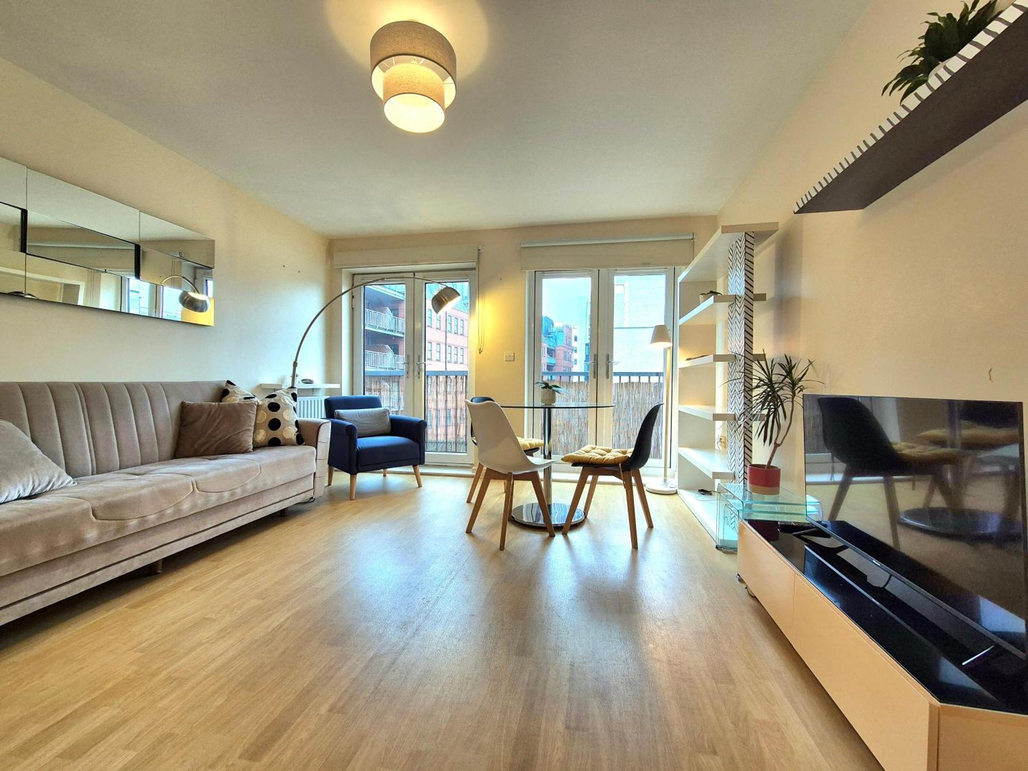 2 Bedroom Flat, Minutes From Shoreditch, Spitalfields & Brick Lane, Sleeps 4 Guests Apartment London