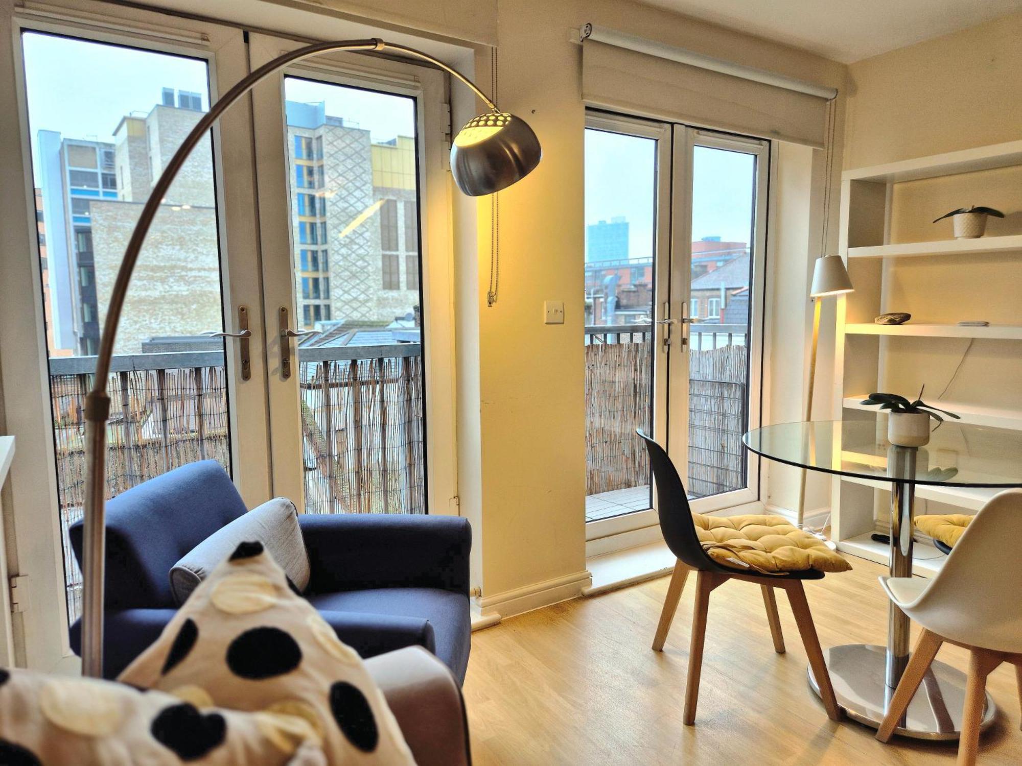 2 Bedroom Flat, Minutes From Shoreditch, Spitalfields & Brick Lane, Sleeps 4 Guests