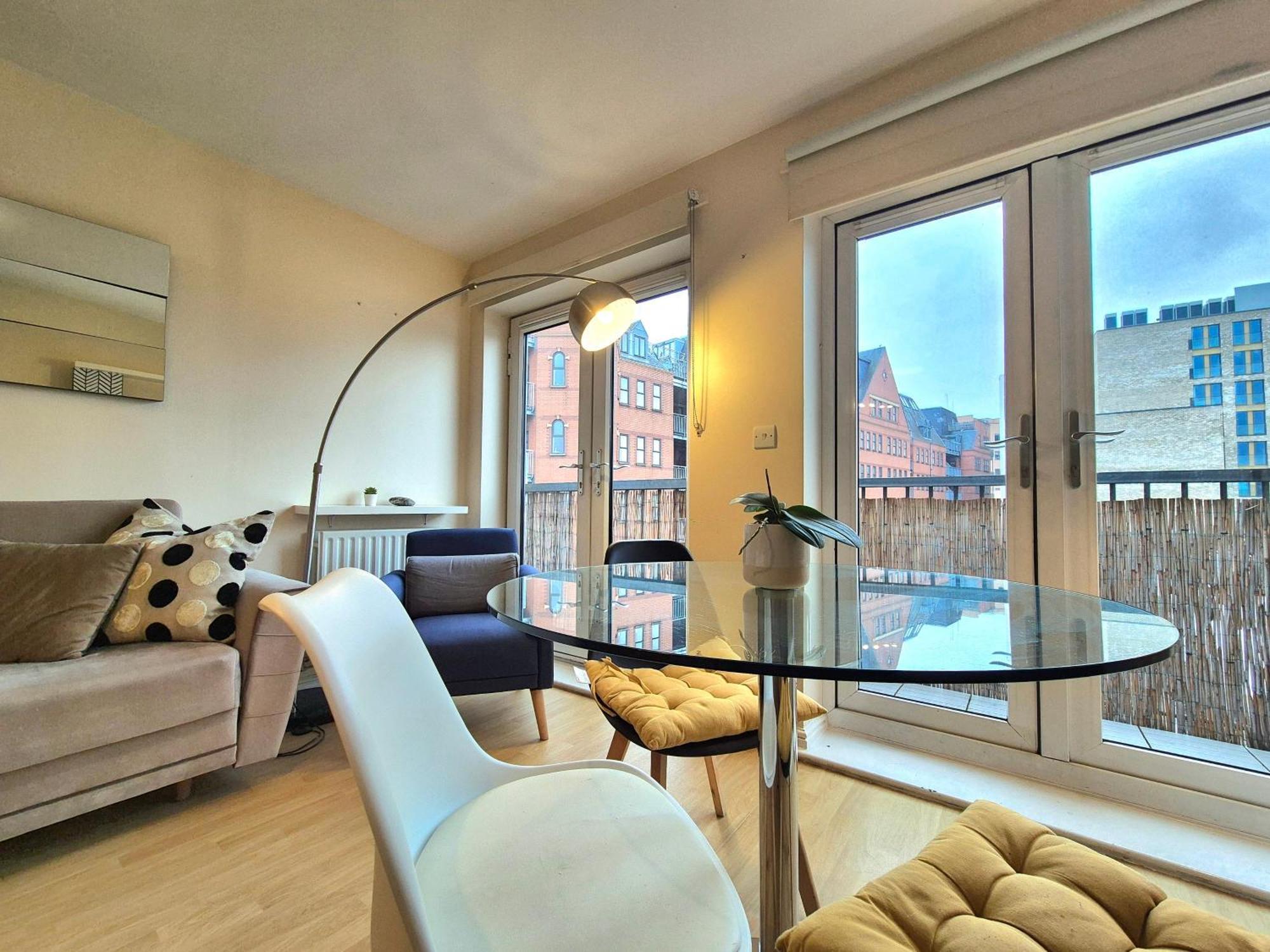 Apartment 2 Bedroom Flat, Minutes From Shoreditch, Spitalfields & Brick Lane, Sleeps 4 Guests *