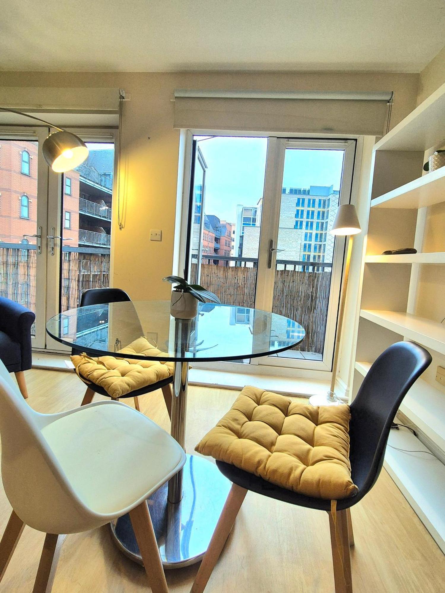 2 Bedroom Flat, Minutes From Shoreditch, Spitalfields & Brick Lane, Sleeps 4 Guests London