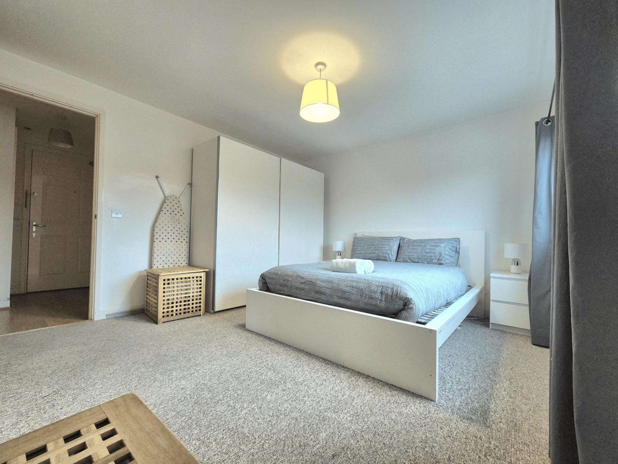 Appartement Spacious 1 Bedroom Apartment, Opposite The Metro Station, Very Location Londen