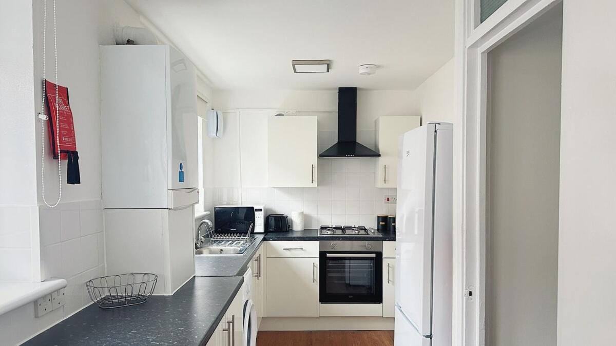 New Large 2 Bed Flat In Apartment *