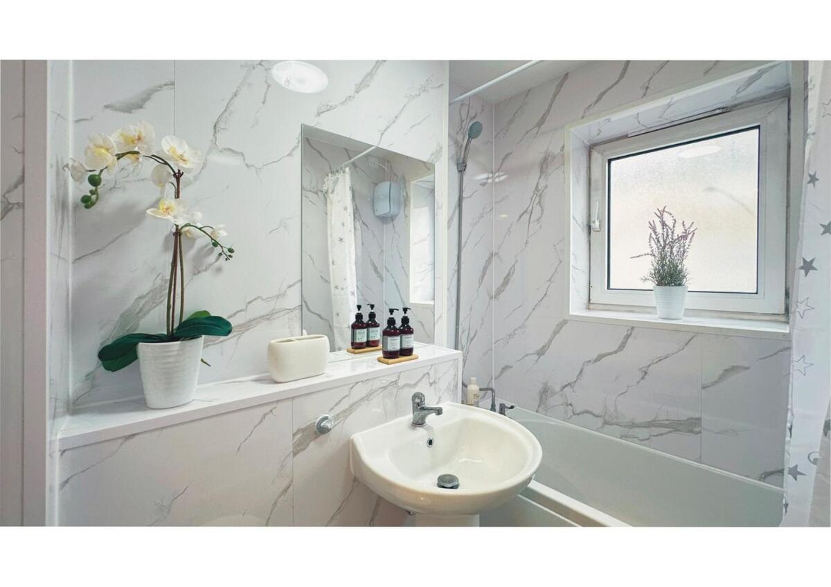 New Large 2 Bed Flat In Apartment London