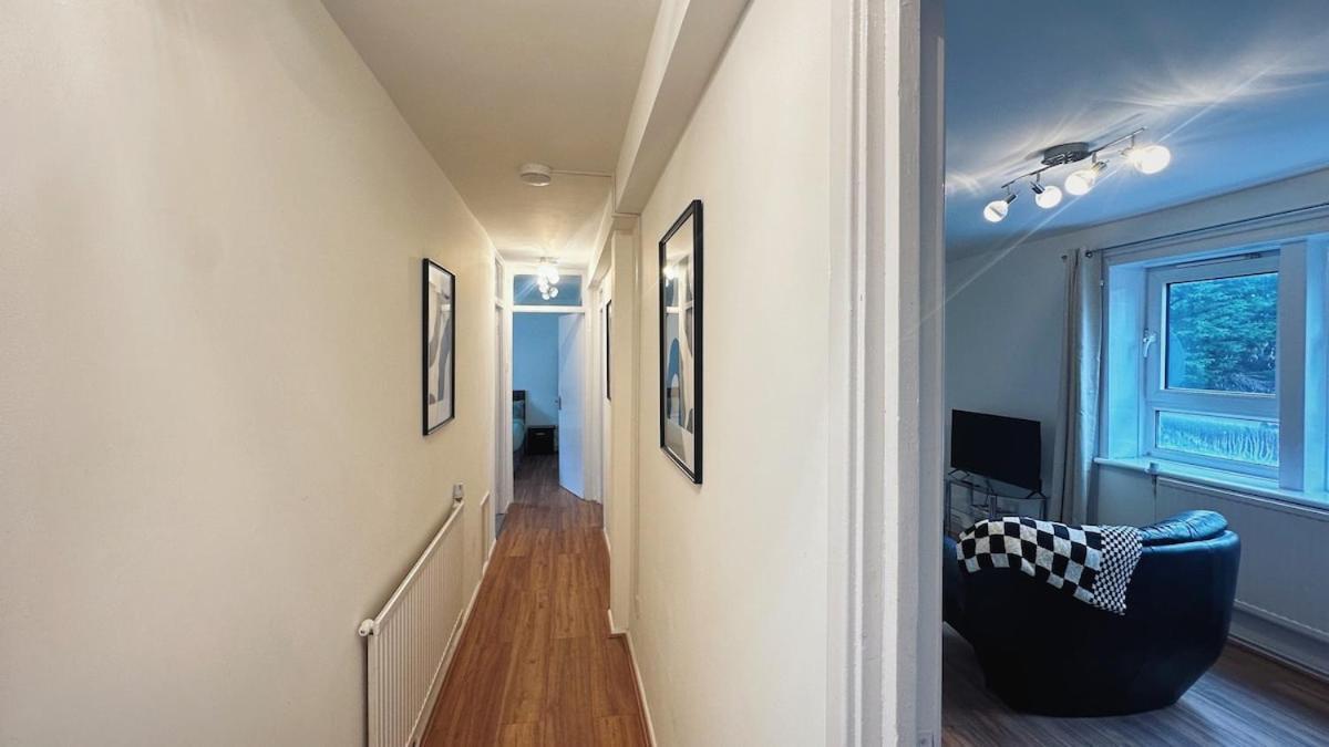 New Large 2 Bed Flat In Apartment *