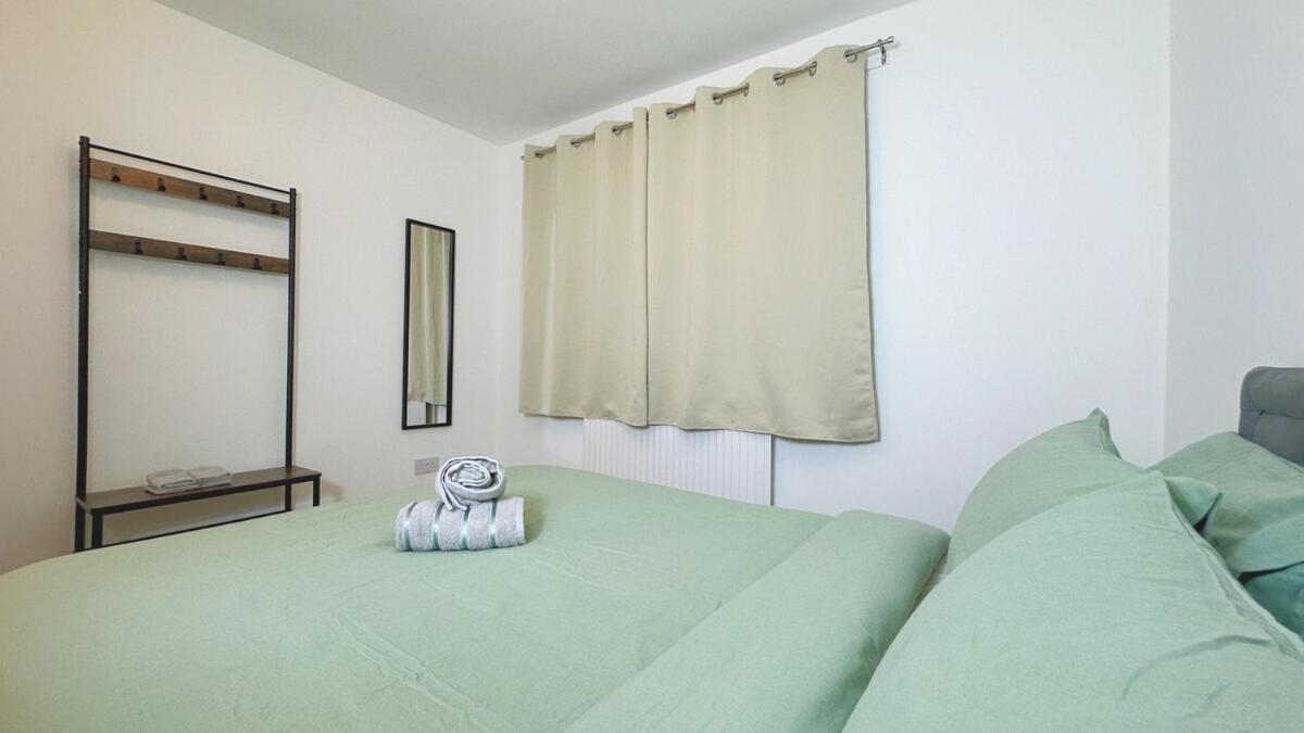 New Large 2 Bed Flat In Apartment *