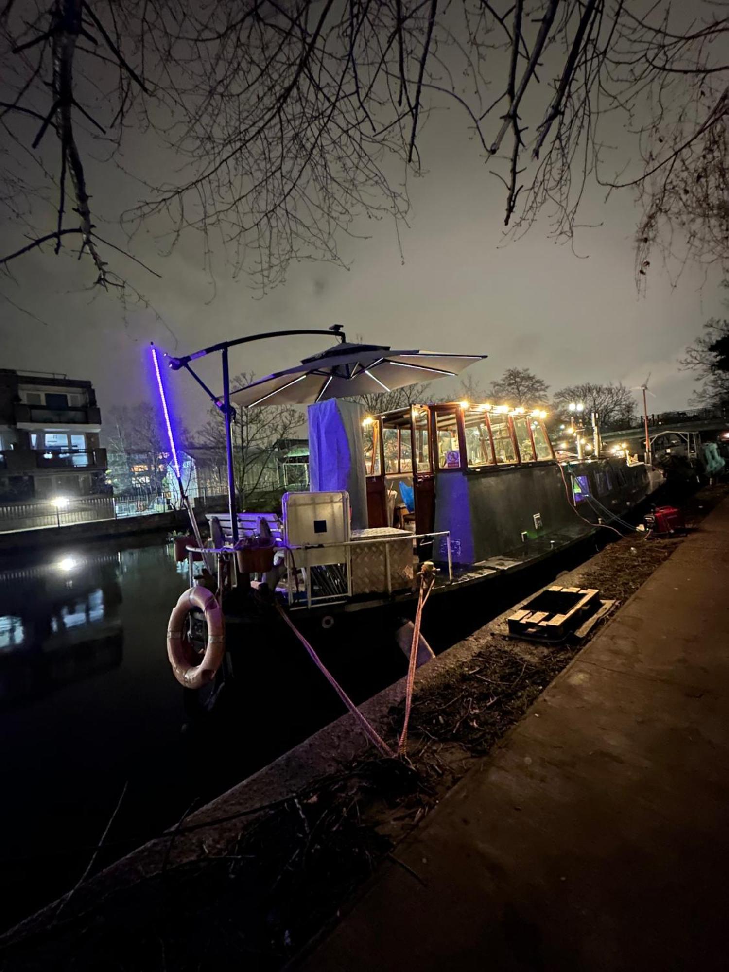Holiday home Dutch Barge - Sleeps 3 & Cosy Fireplace London