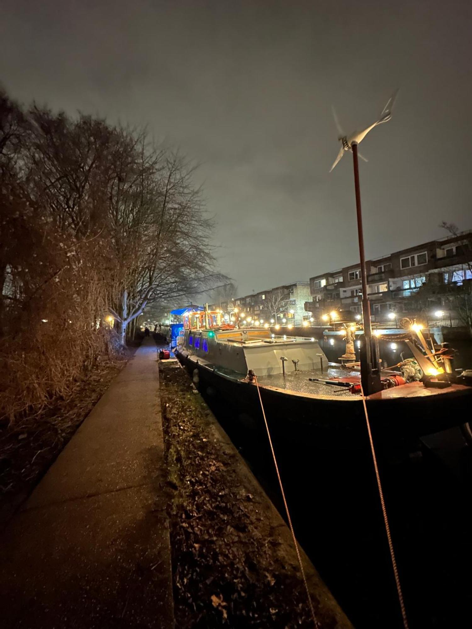 Dutch Barge - Sleeps 3 & Cosy Fireplace London