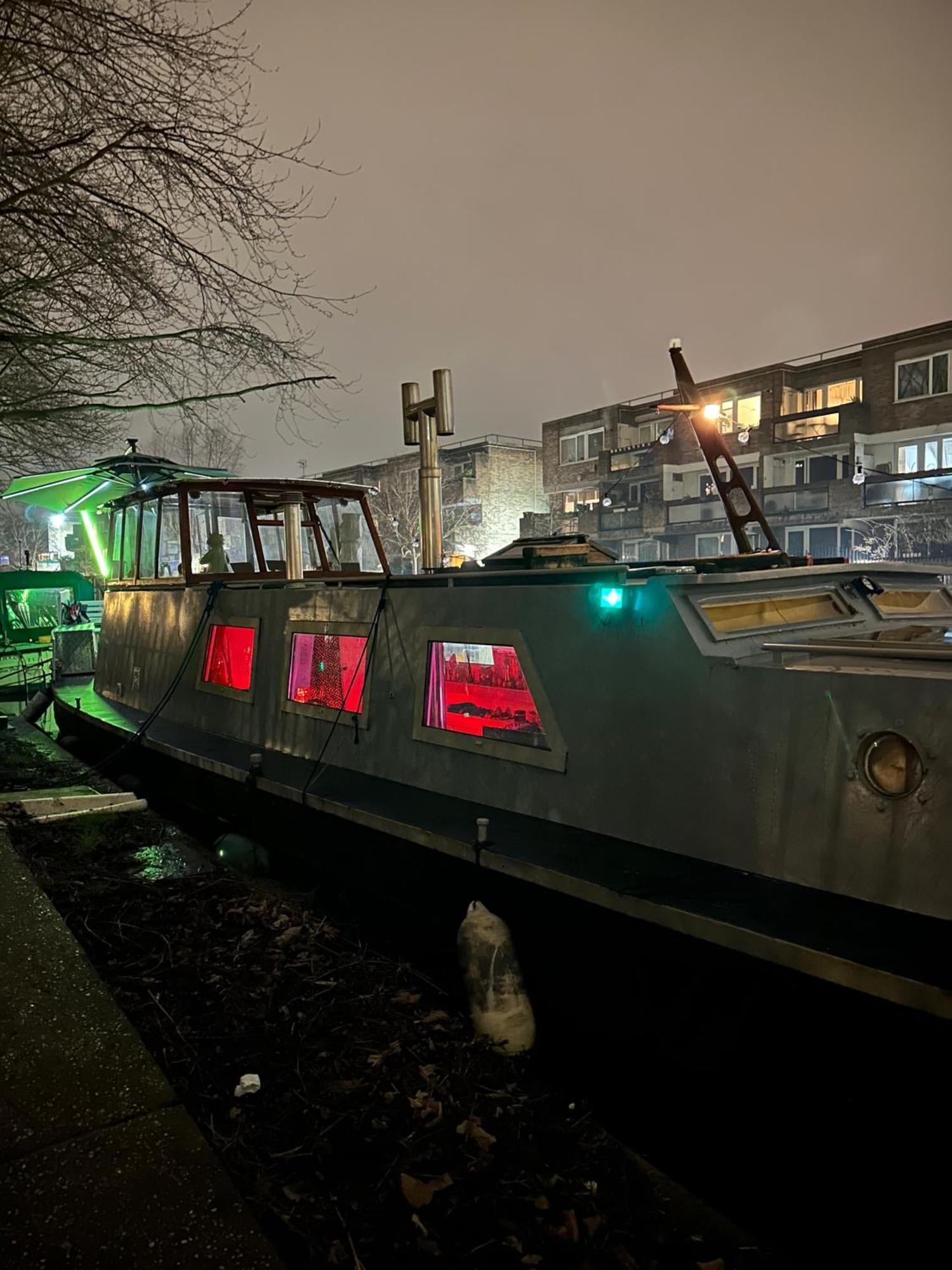 Dutch Barge - Sleeps 3 & Cosy Fireplace Holiday home *