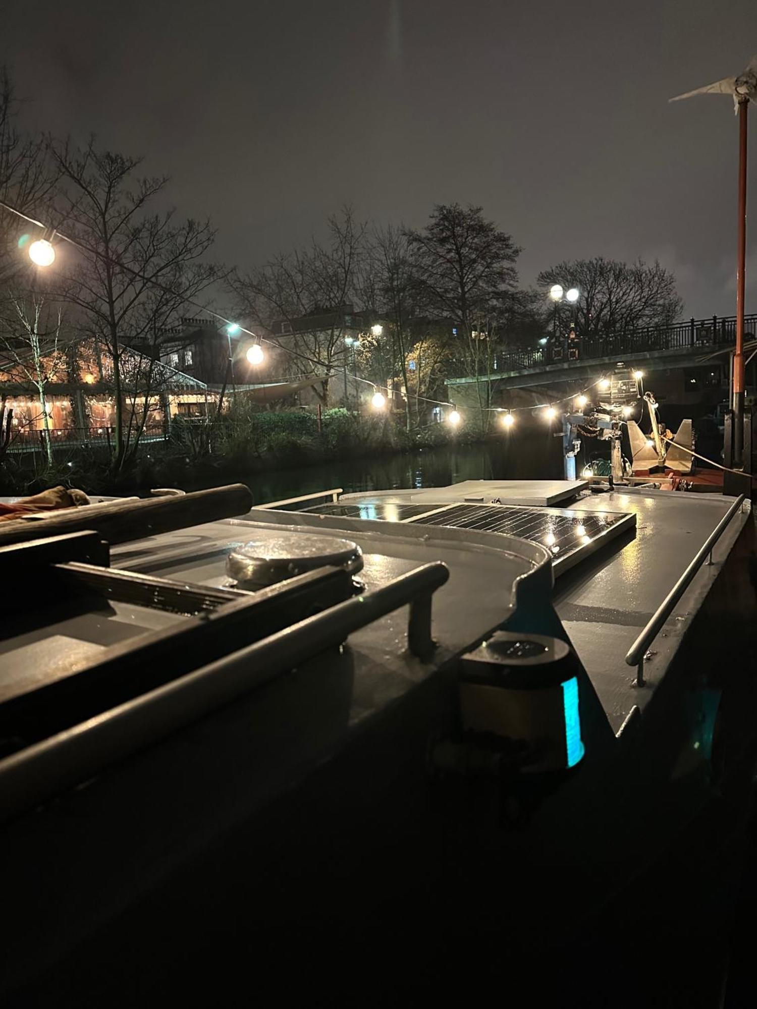 Dutch Barge - Sleeps 3 & Cosy Fireplace *