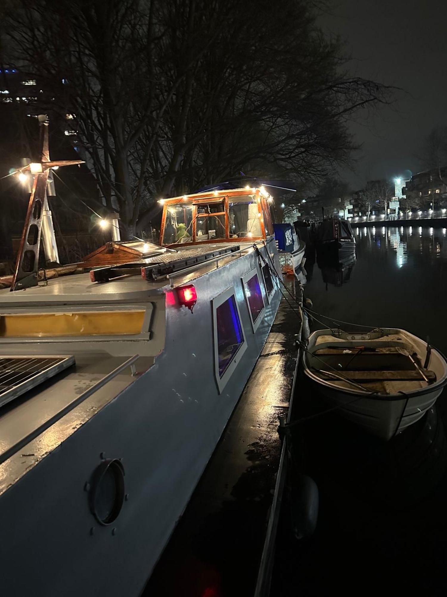 Dutch Barge - Sleeps 3 & Cosy Fireplace Holiday home *