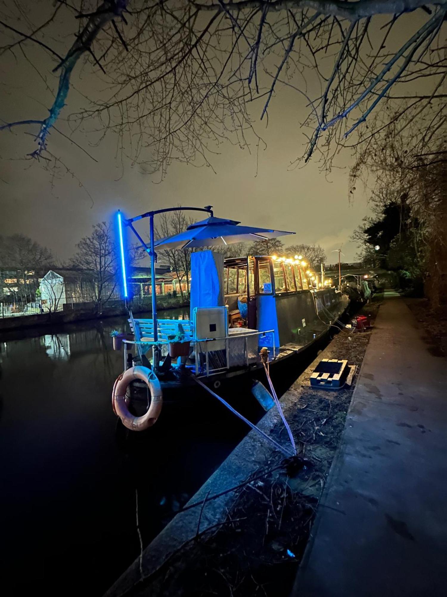Dutch Barge - Sleeps 3 & Cosy Fireplace Holiday home London