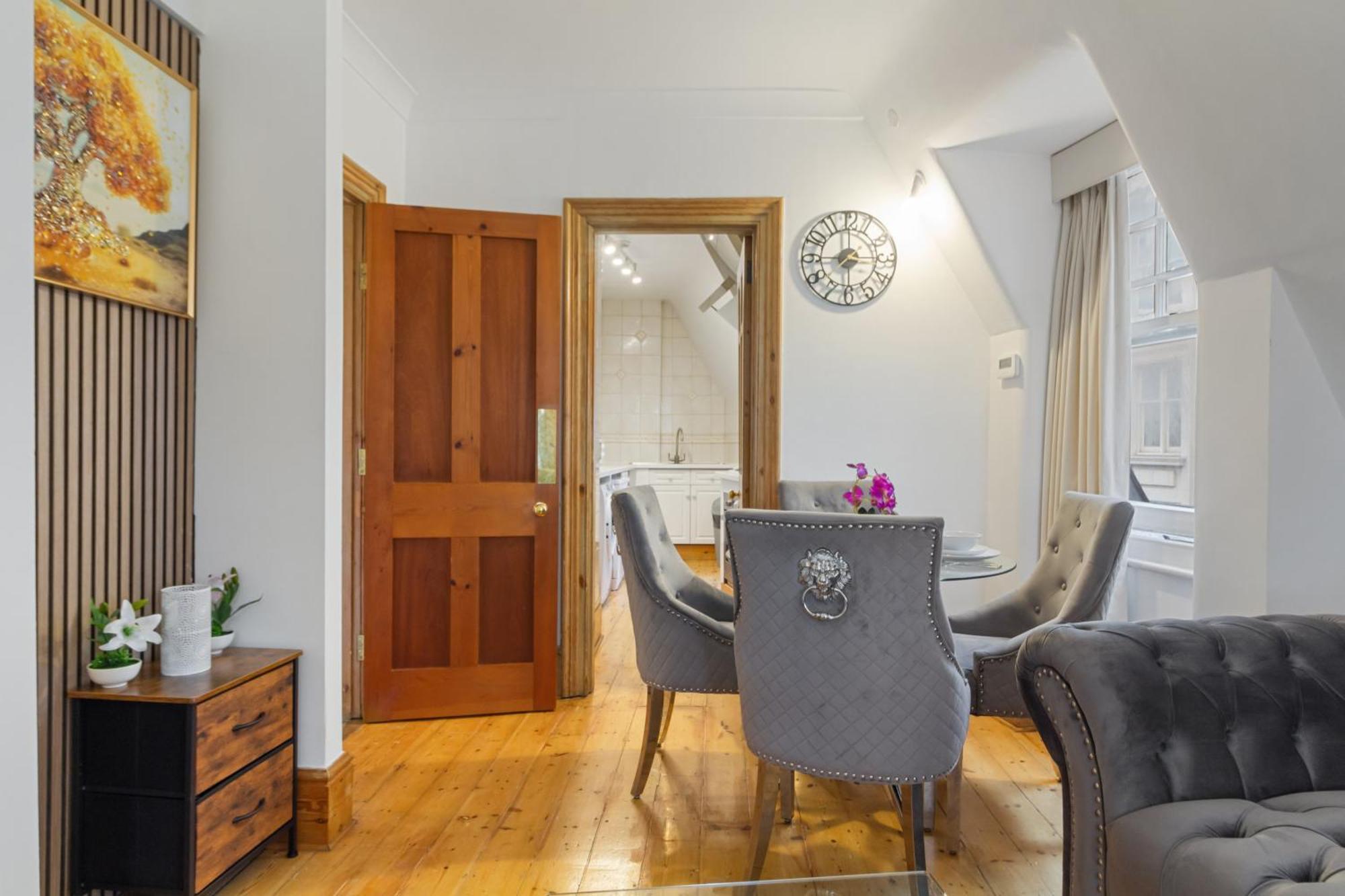 Apartment Elegant 3-bedroom In The Heart Of Piccadilly Circus No Lift- 4gl