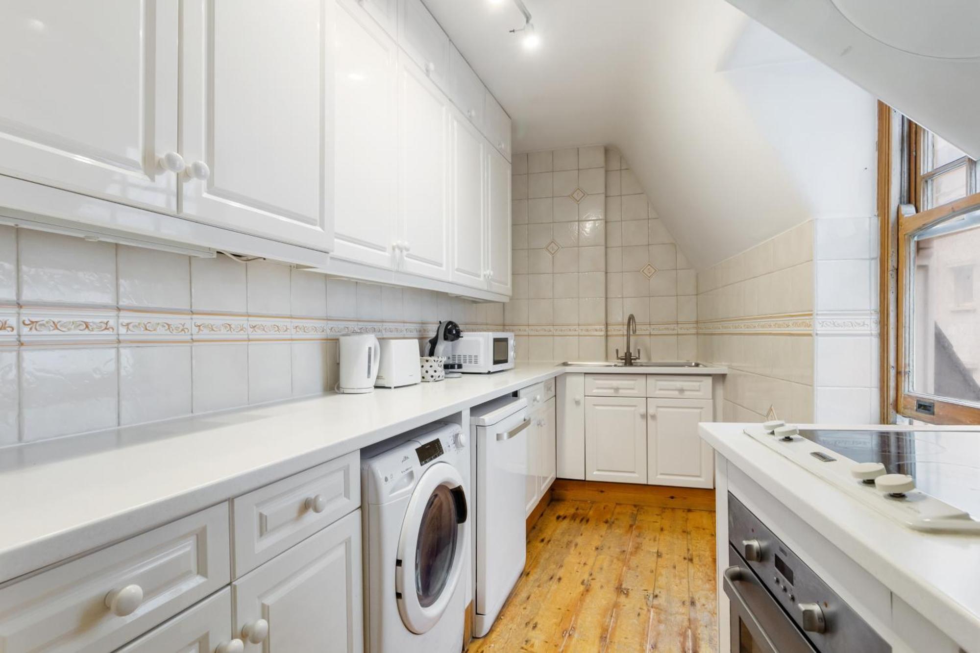 Elegant 3-bedroom In The Heart Of Piccadilly Circus No Lift- 4gl Apartment London