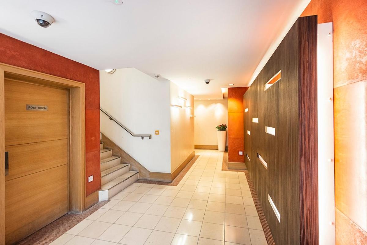 Apartment 2 Bedroom , Zone 1 , 2 Mins Walk Tube , Offers , Sleeps 5 London