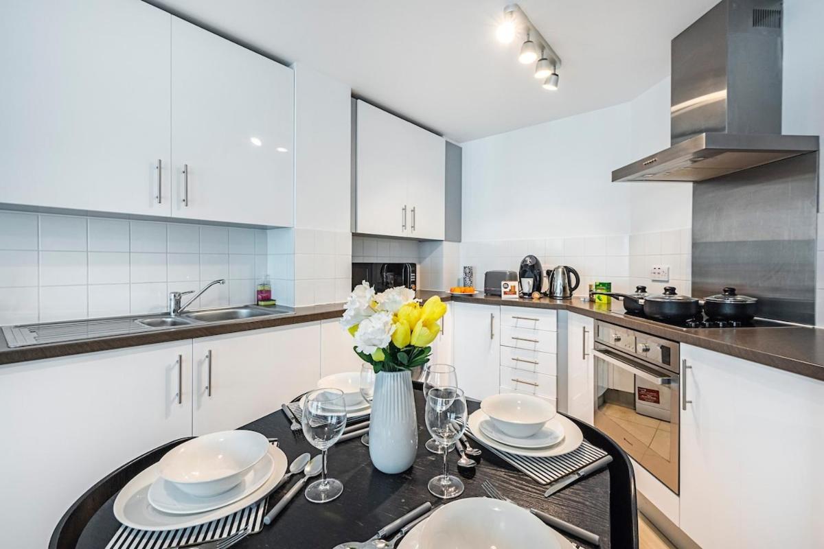 2 Bedroom , Zone 1 , 2 Mins Walk Tube , Offers , Sleeps 5 * London