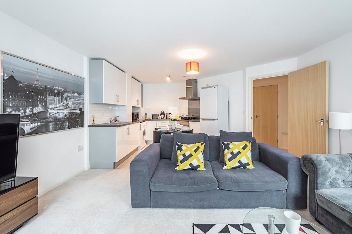 Apartment 2 Bedroom , Zone 1 , 2 Mins Walk Tube , Offers , Sleeps 5 *