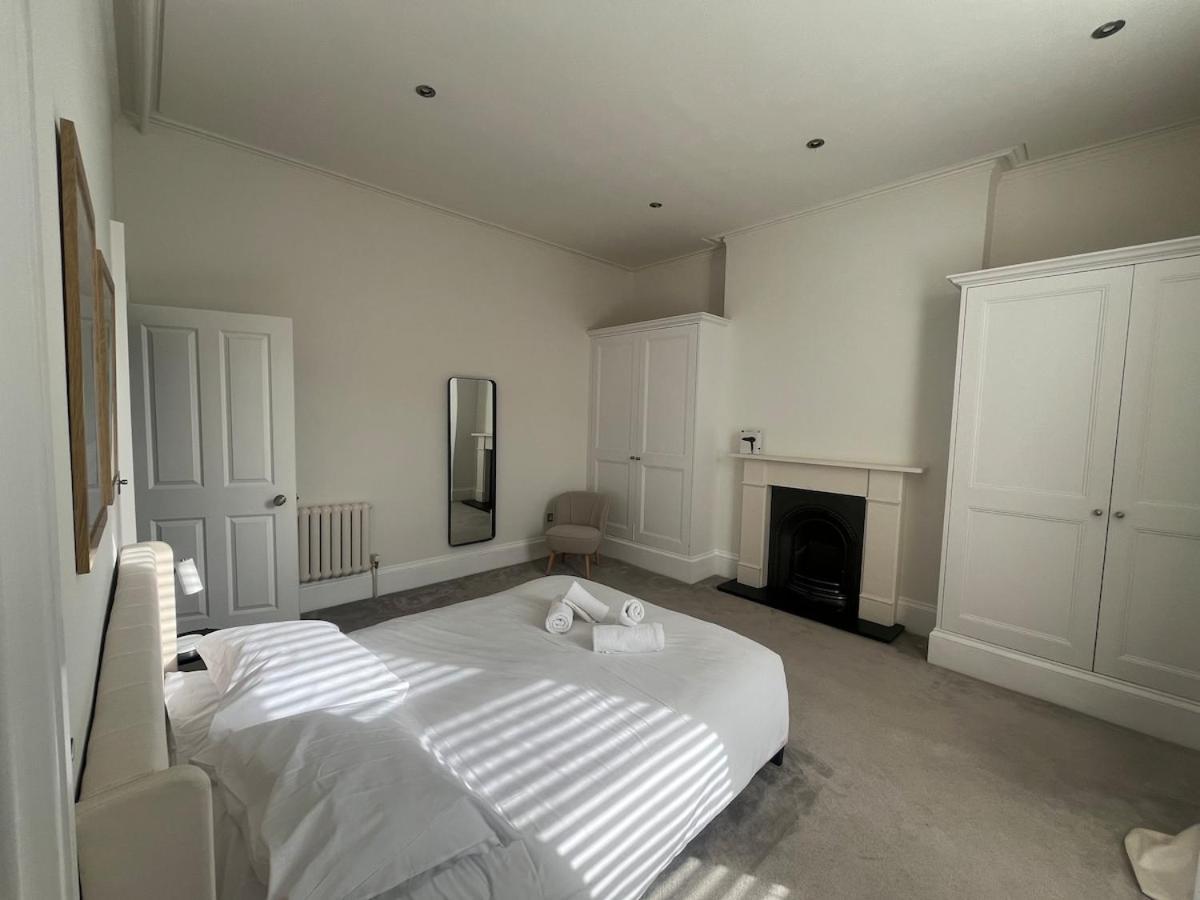 - Chalk Farm Station Apartment