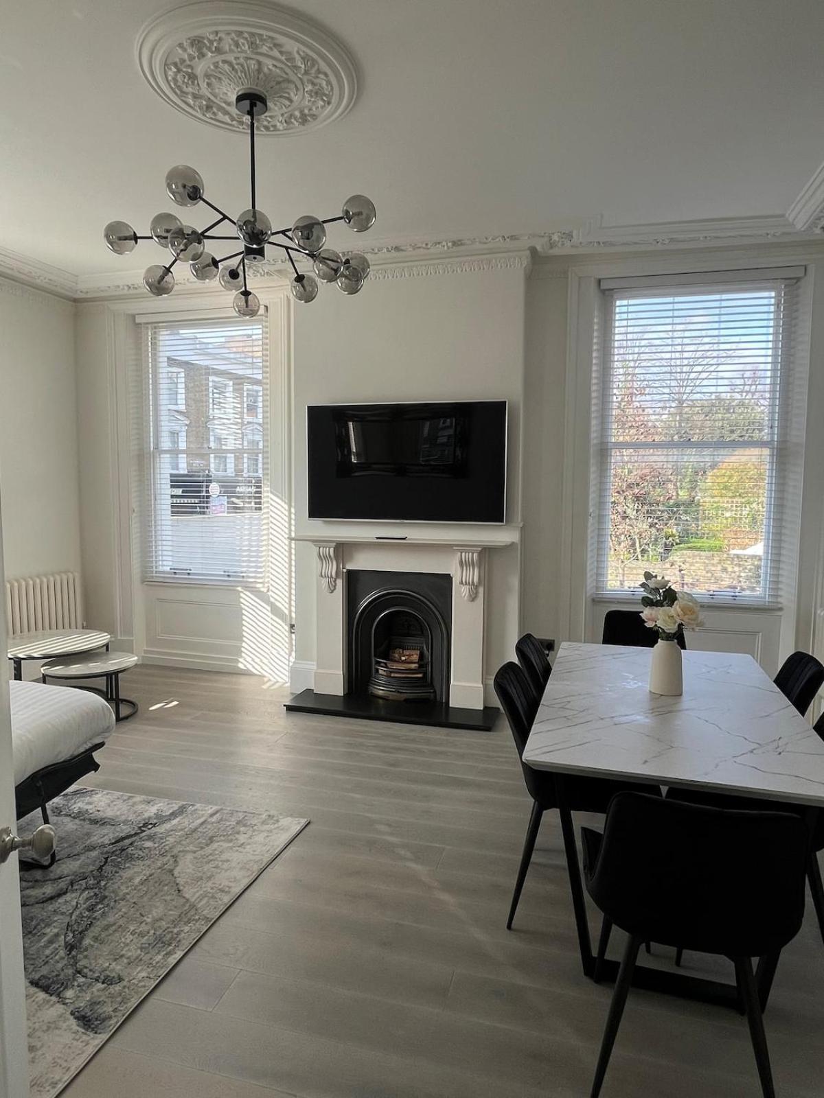 - Chalk Farm Station Apartment *