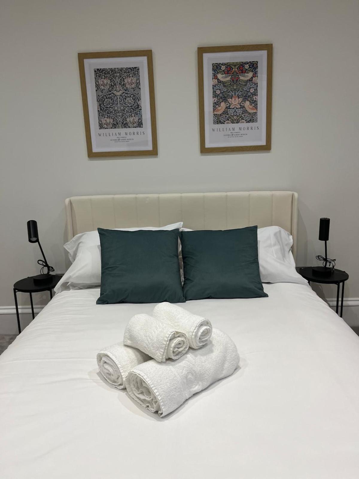- Chalk Farm Station Apartment *