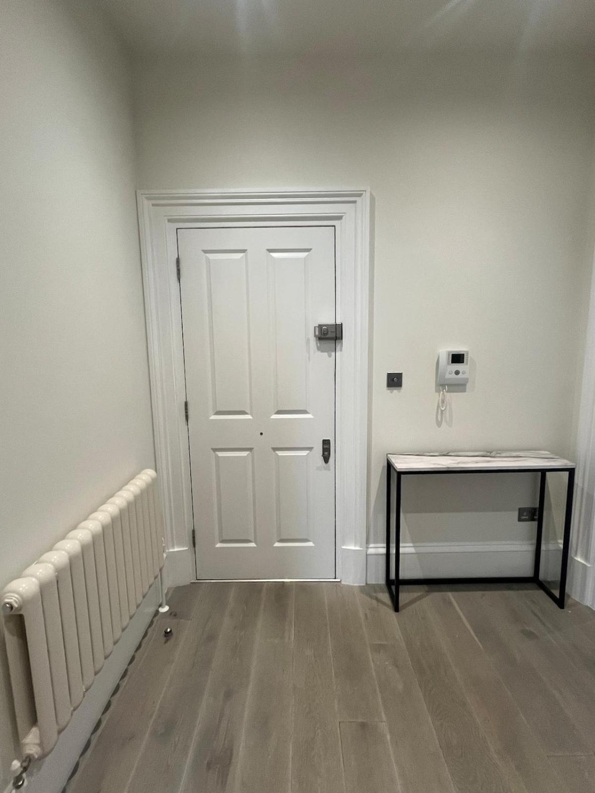 - Chalk Farm Station Apartment