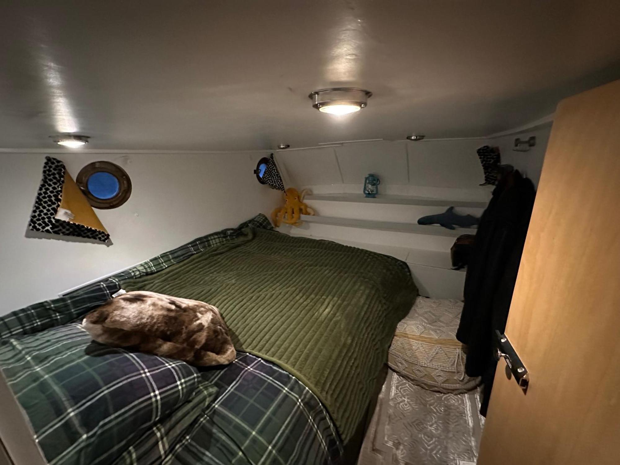 Dutch Barge - Sleeps 3 & Cosy Fireplace Ferienhaus *