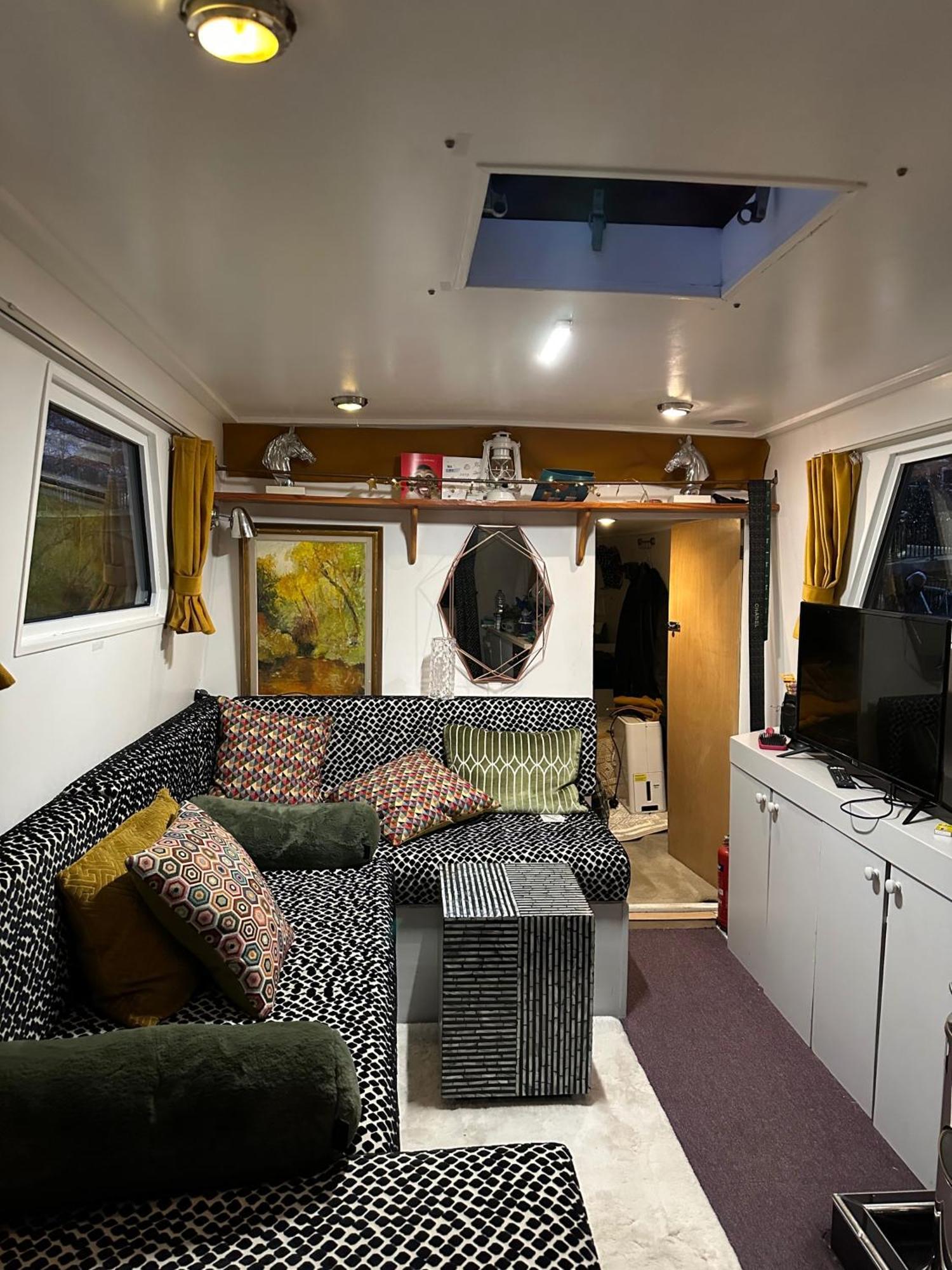 Dutch Barge - Sleeps 3 & Cosy Fireplace