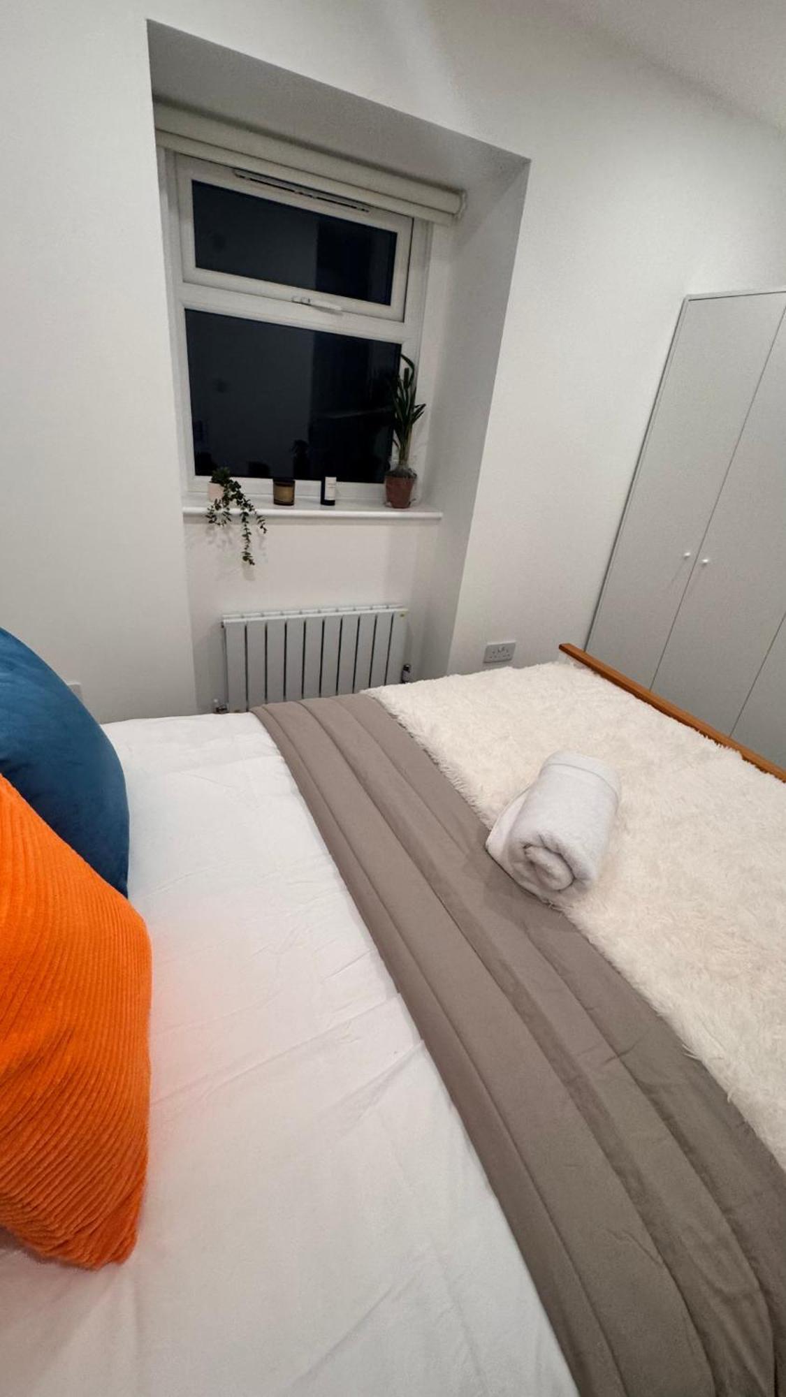 Cosy 2 Bed In Putney, Sleeps 6, With Netflix & Games *
