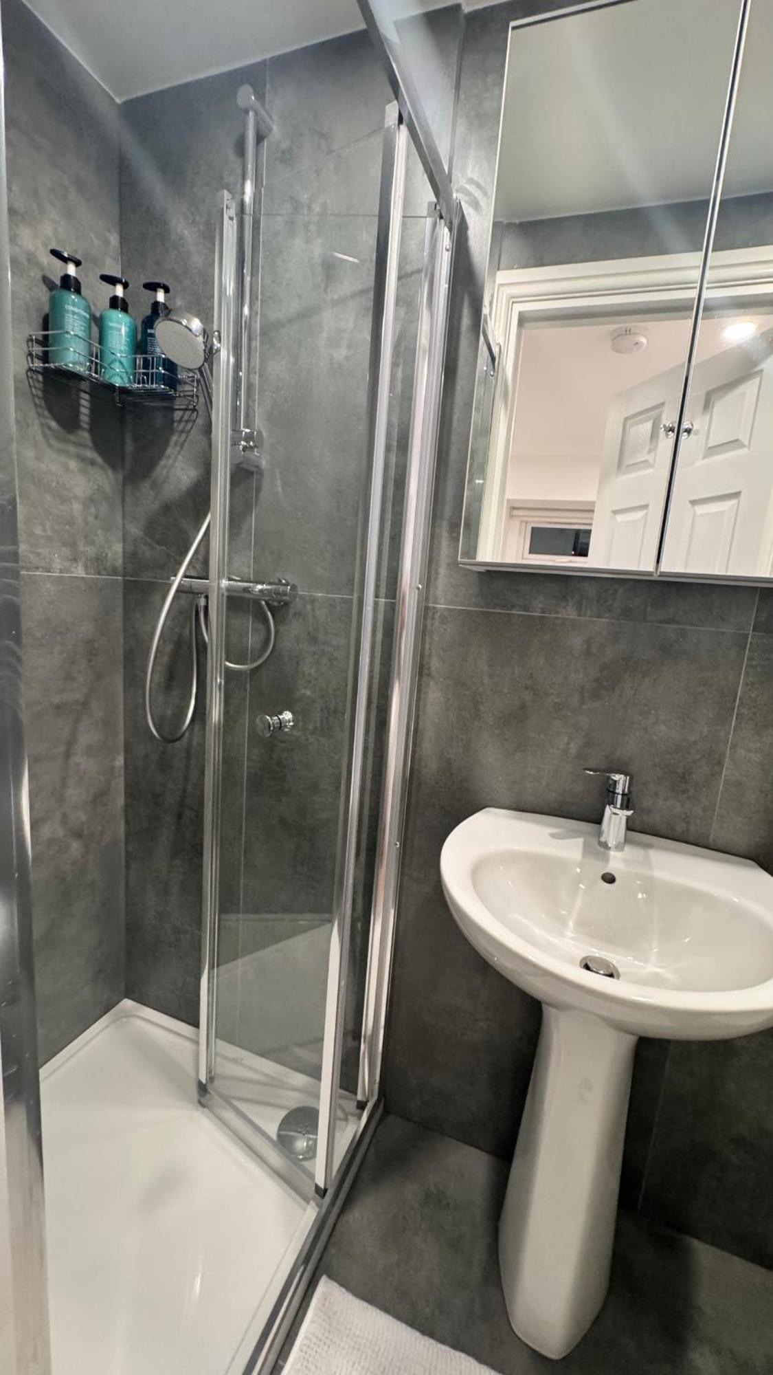 Cosy 2 Bed In Putney, Sleeps 6, With Netflix & Games